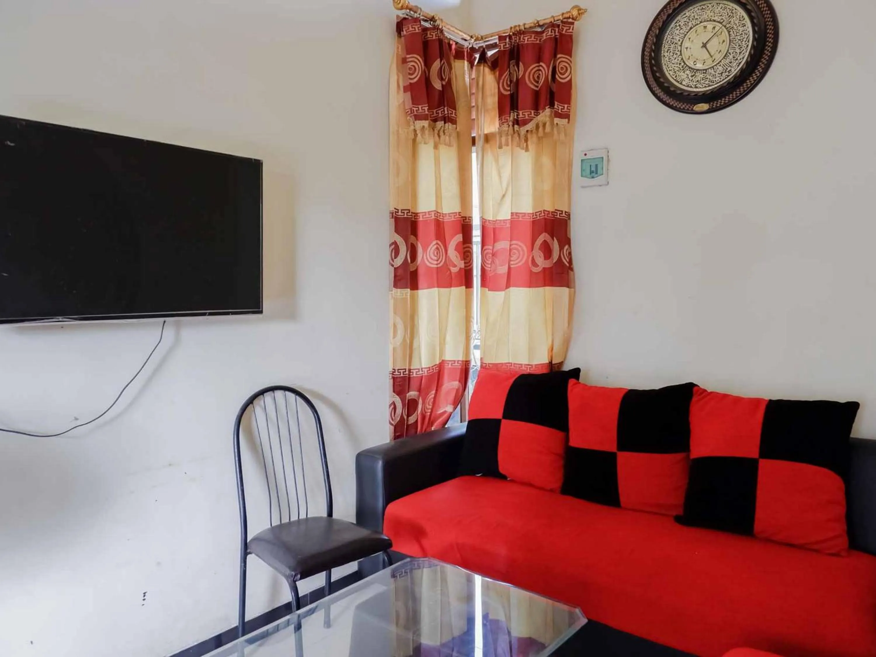 TV and multimedia in RedDoorz near RSUD Nganjuk