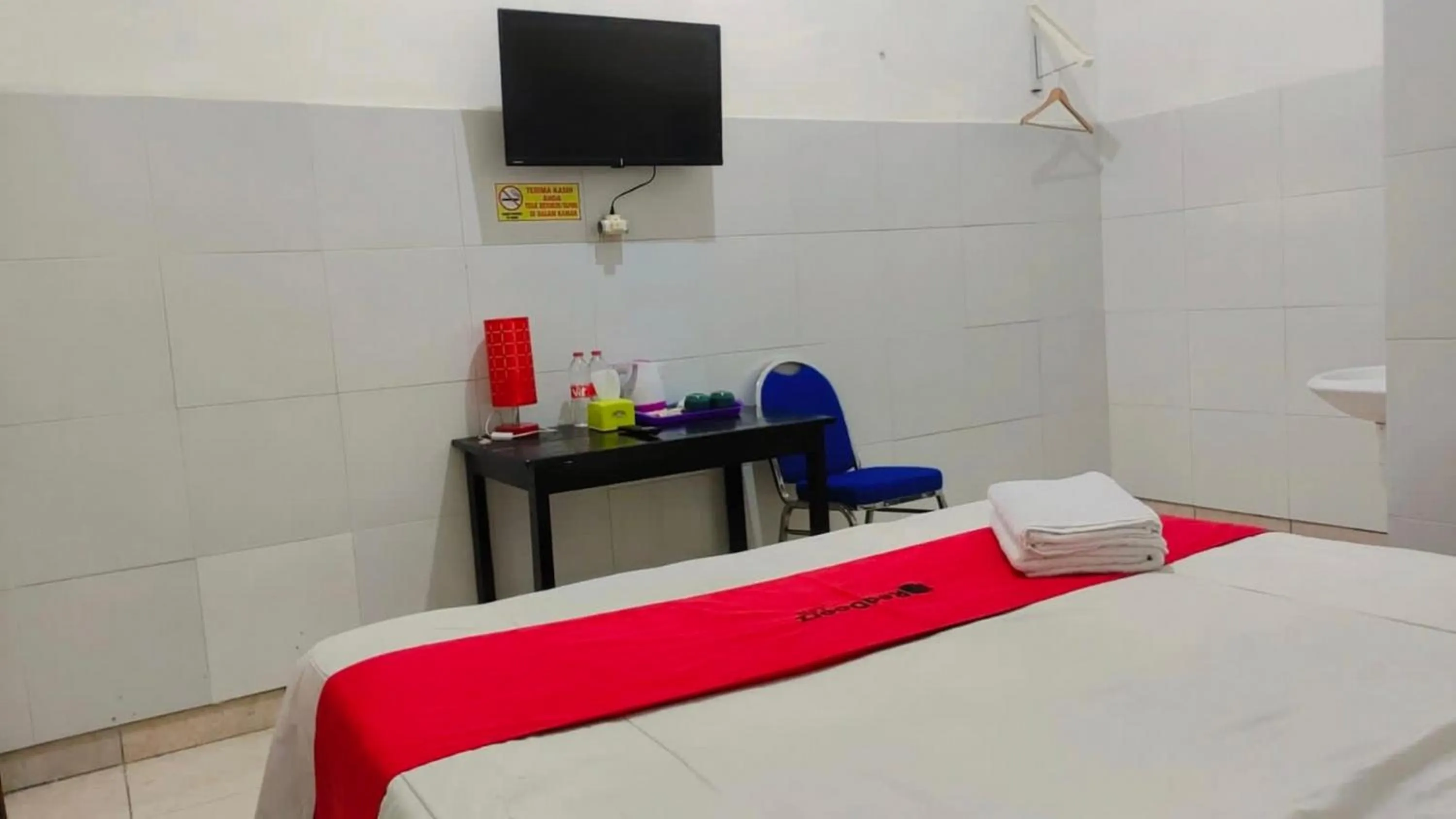 Bedroom, Bed in RedDoorz near RSUD Nganjuk