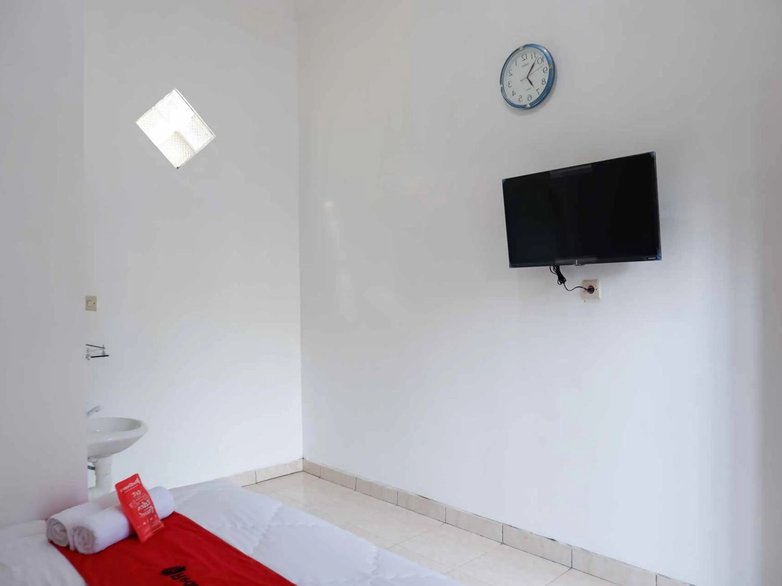 TV and multimedia, Bed in RedDoorz near RSUD Nganjuk