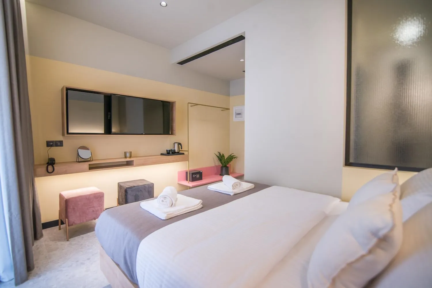 Bedroom, Bed in Metis Urbane Living Spaces