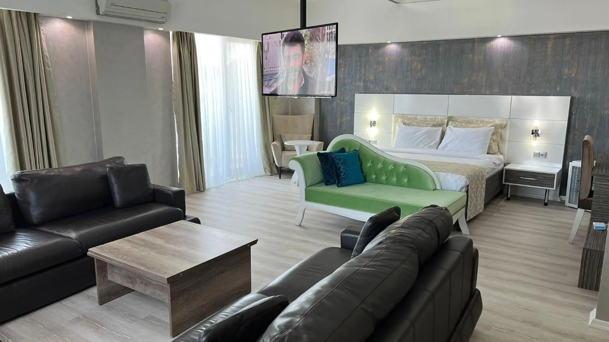 Living room, Bed in MOX Hotel Wellness & Spa