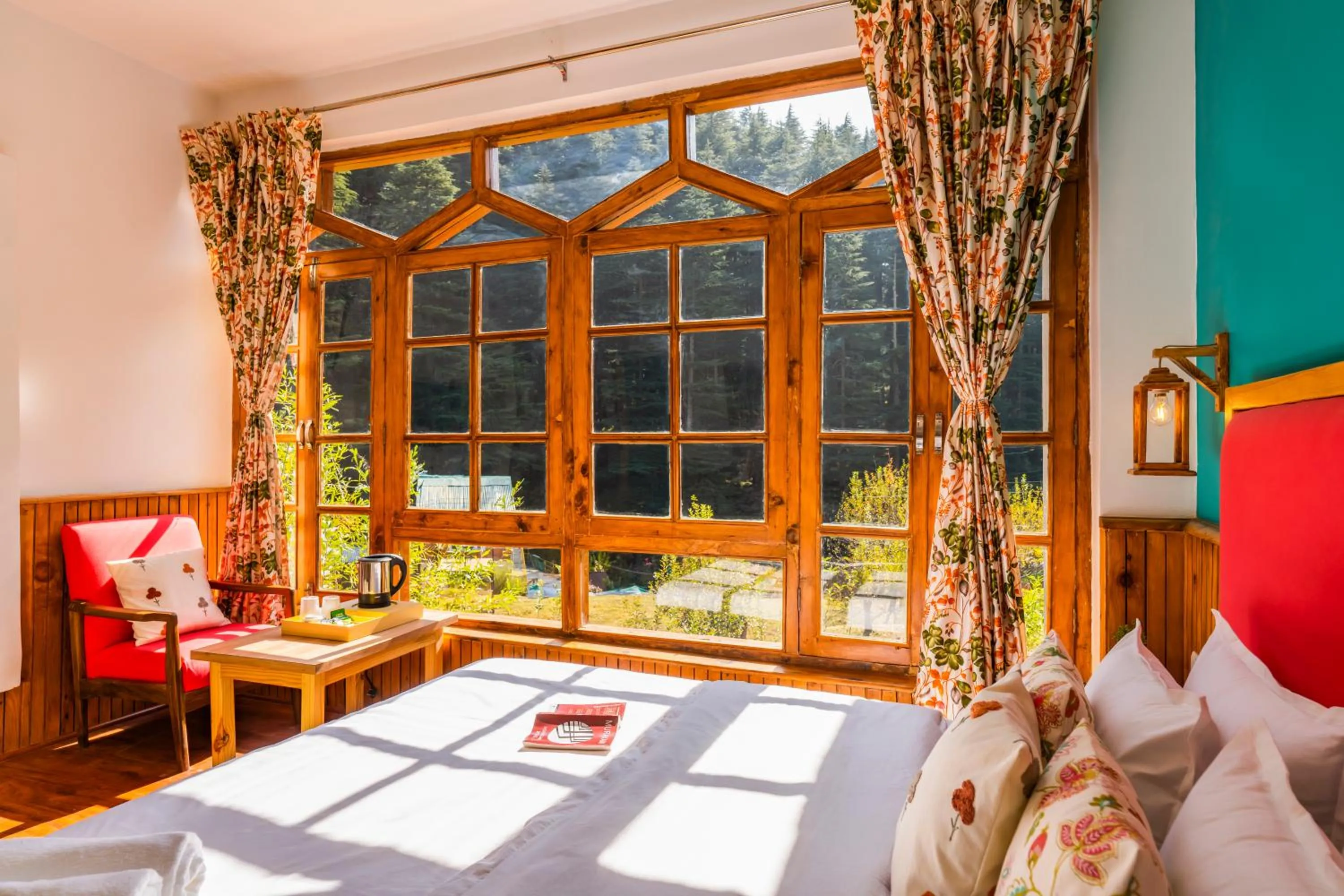 Seating area, Bed in Zen Manali by Keekoo Stays