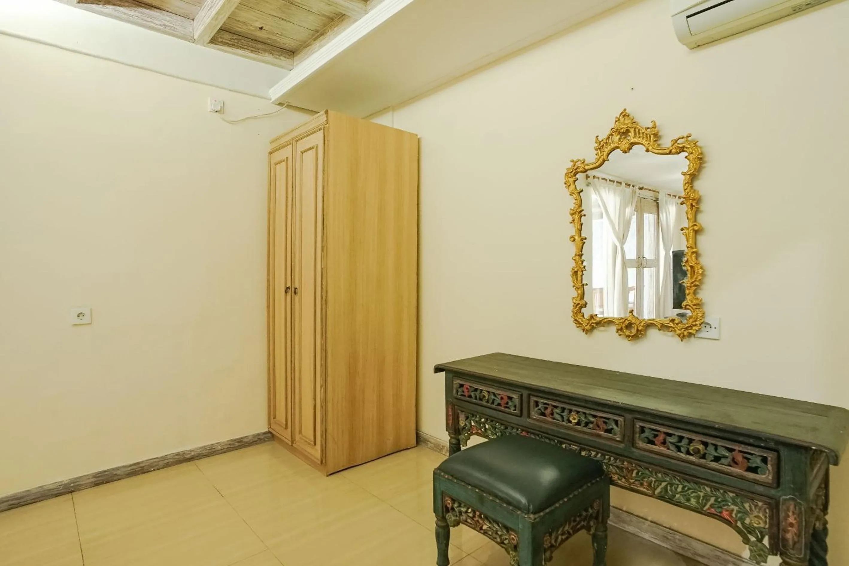 wardrobe in Balitung Villa Seminyak