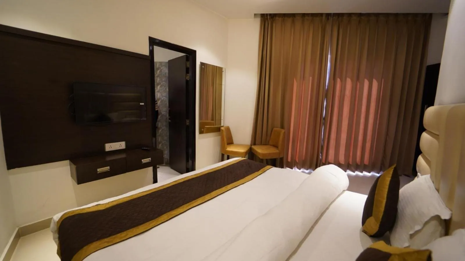 Bedroom, Bed in Luxe Stayz Avi Inn