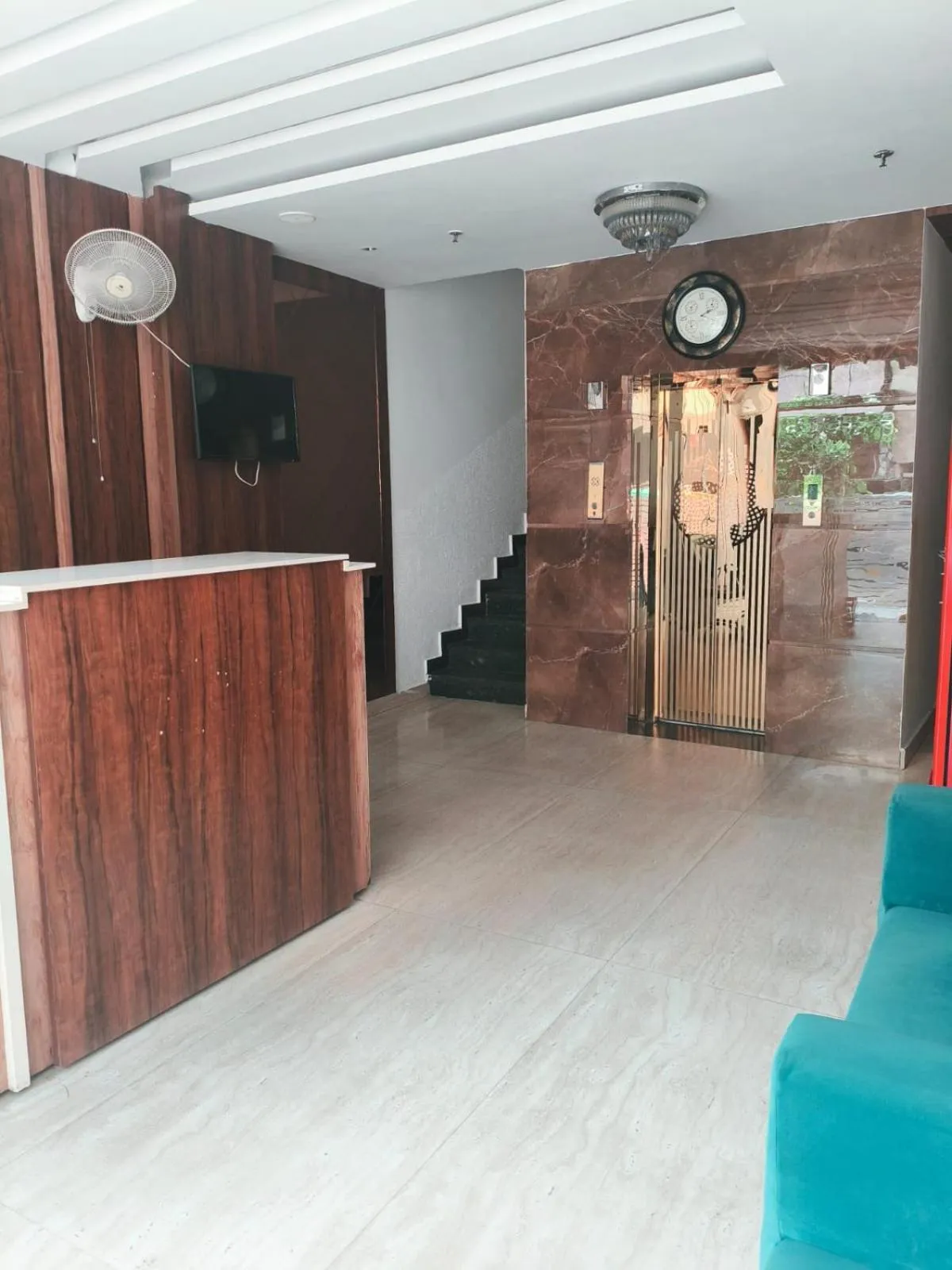 Lobby or reception in Luxe Stayz Avi Inn