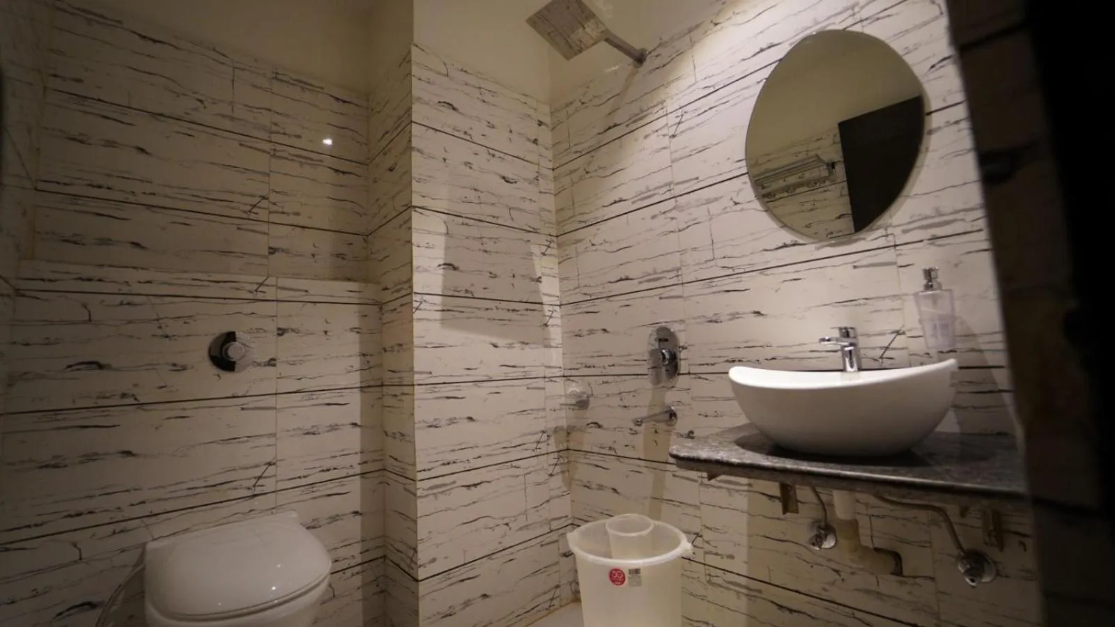 Shower in Luxe Stayz Avi Inn