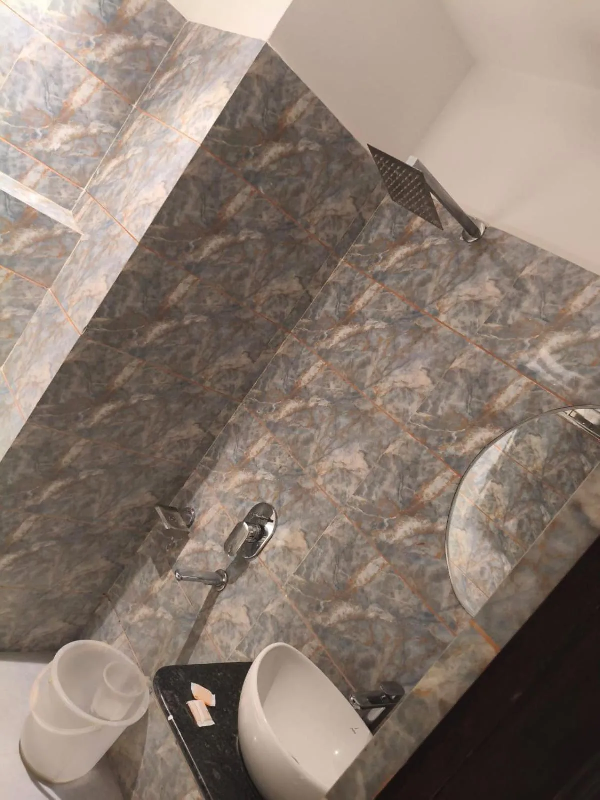 Shower in Luxe Stayz Avi Inn