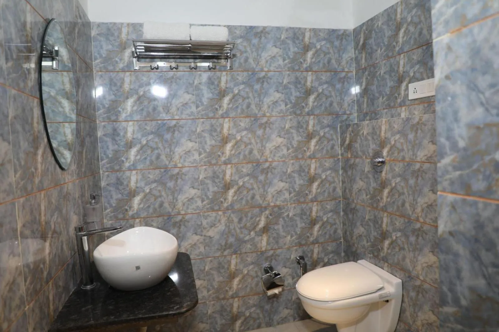 Bathroom in Luxe Stayz Avi Inn