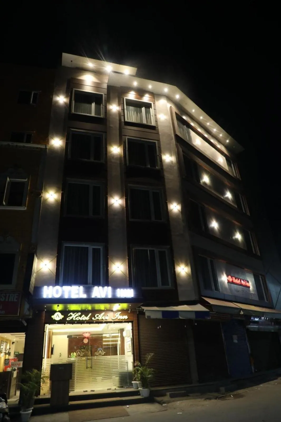 Property building in Luxe Stayz Avi Inn