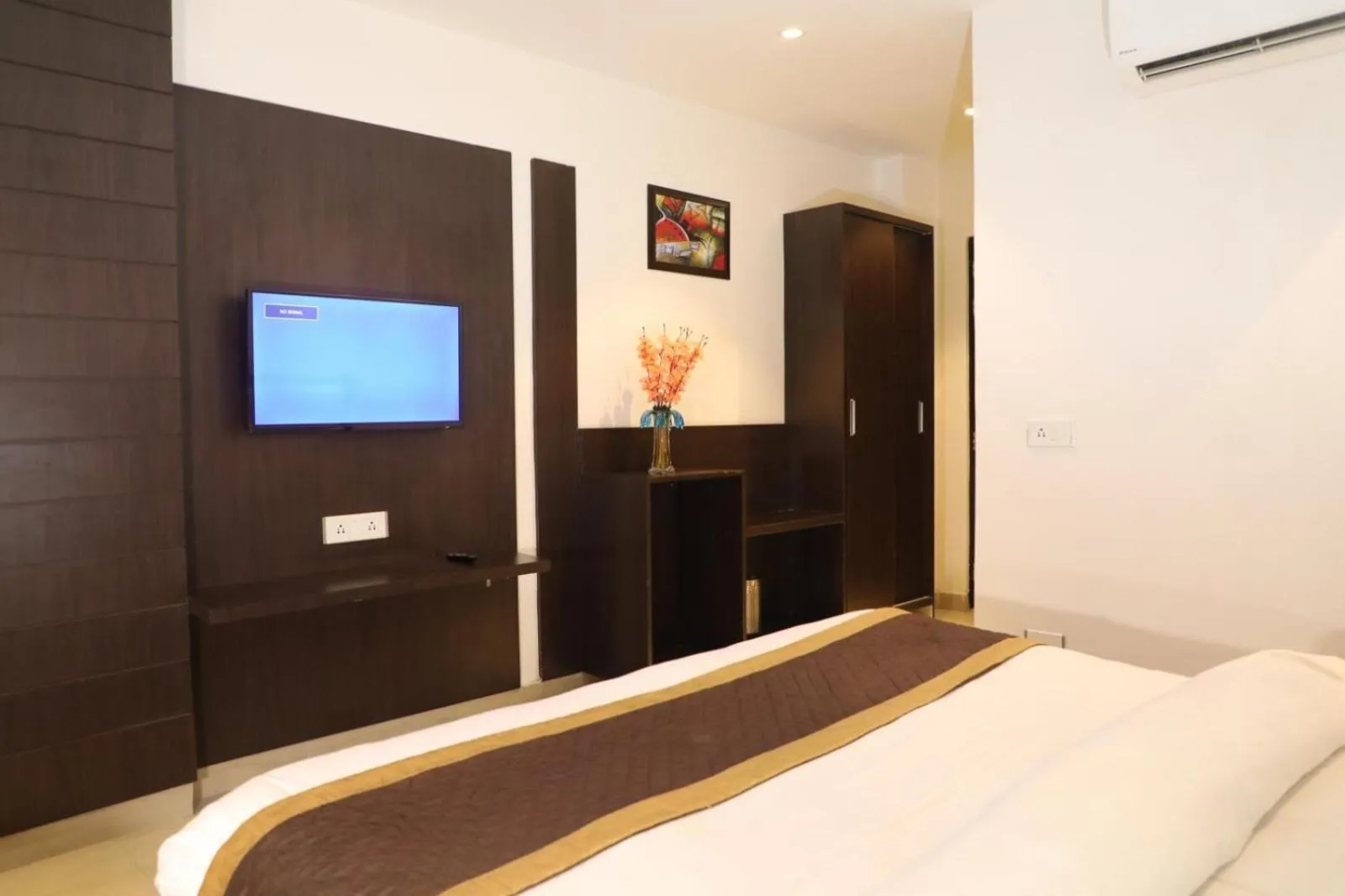 Bedroom, Bed in Luxe Stayz Avi Inn