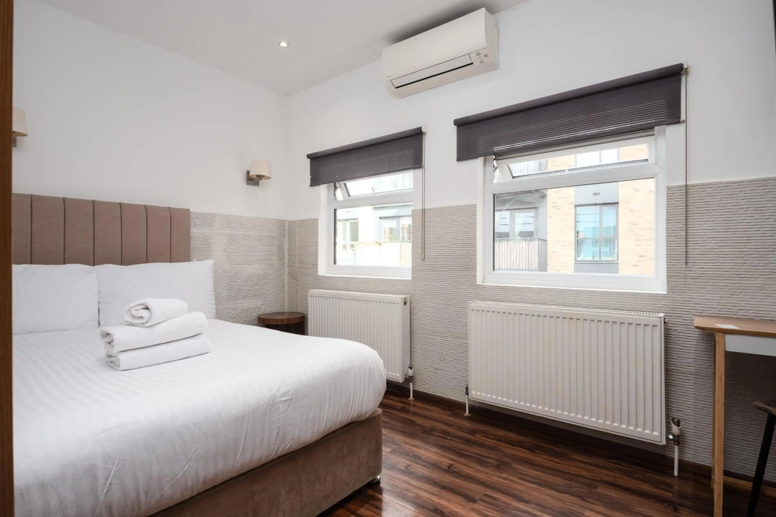 Bed in Argyle Apart Hotel