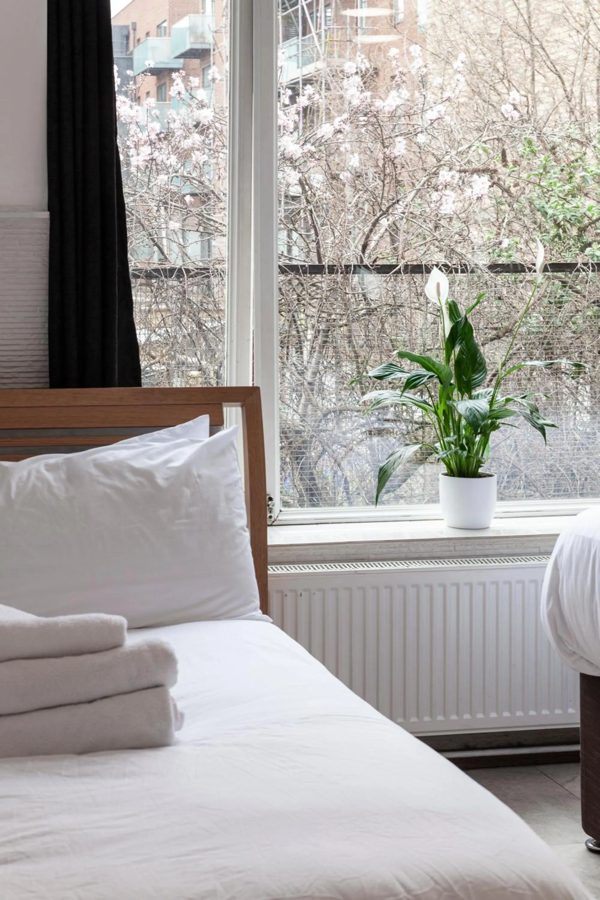 Bed in Argyle Apart Hotel