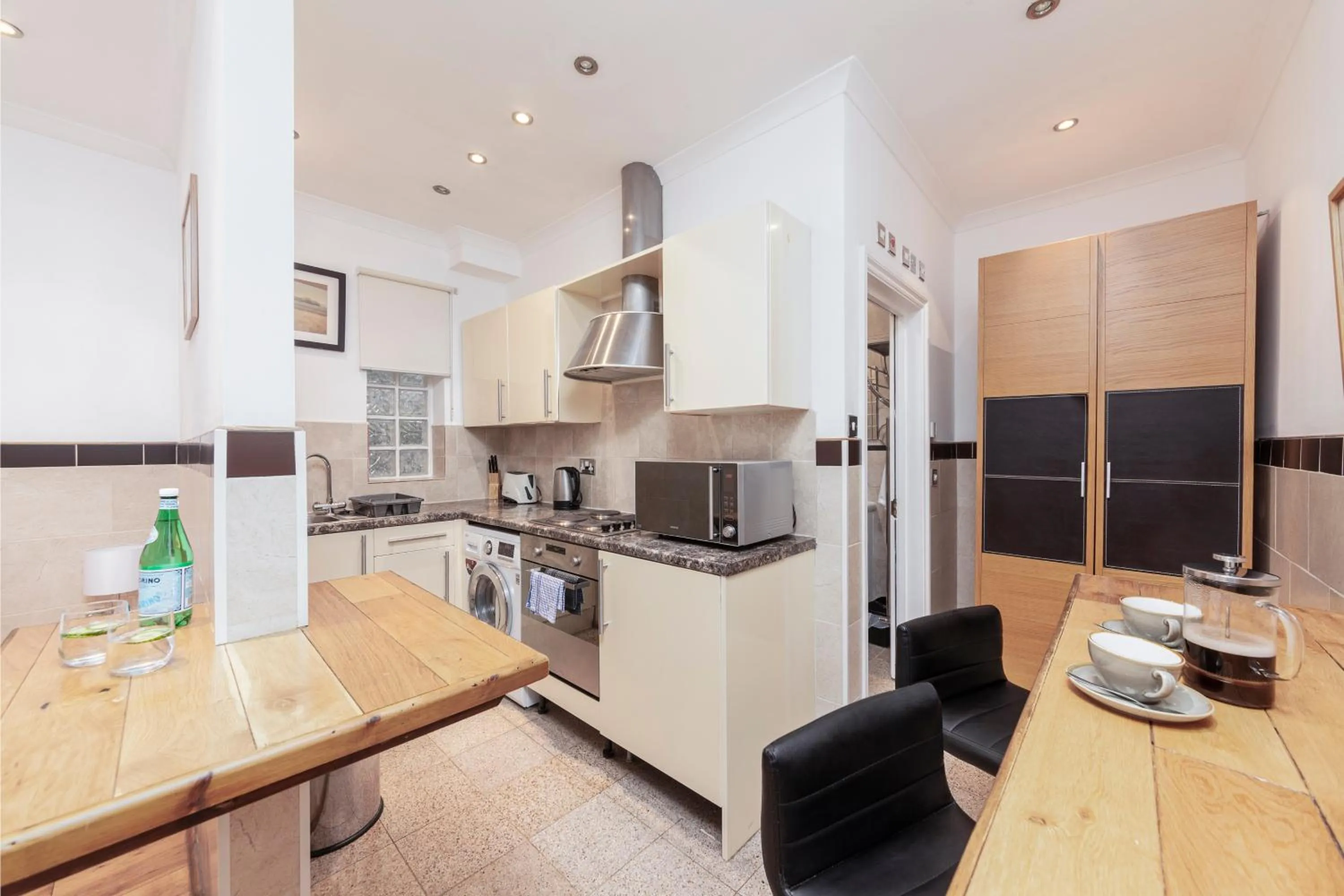 Kitchen or kitchenette in Argyle Apart Hotel