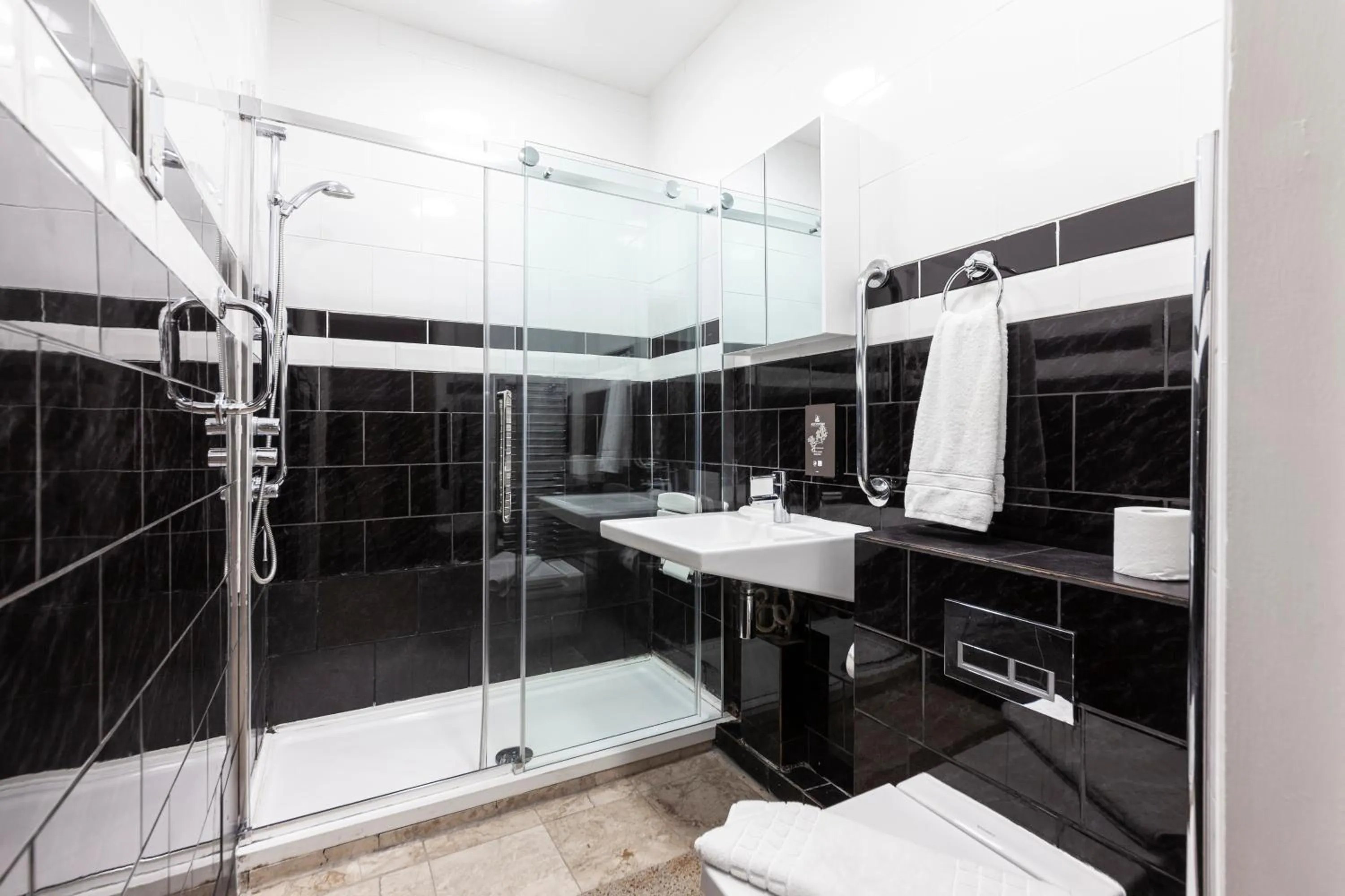 Bathroom in Argyle Apart Hotel