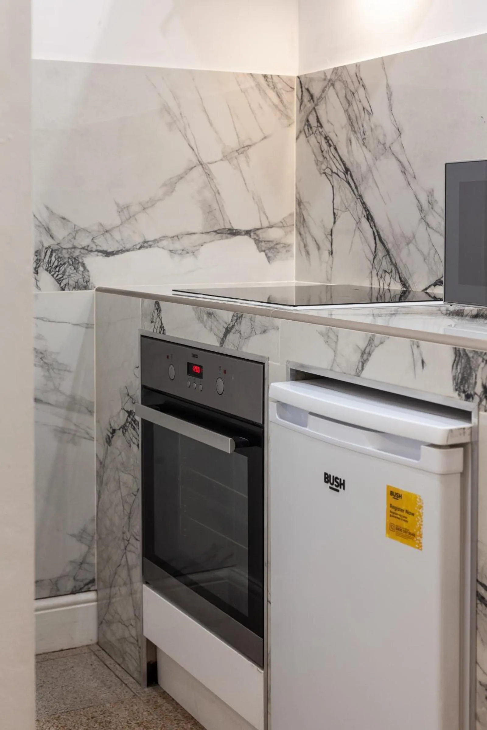 oven in Argyle Apart Hotel