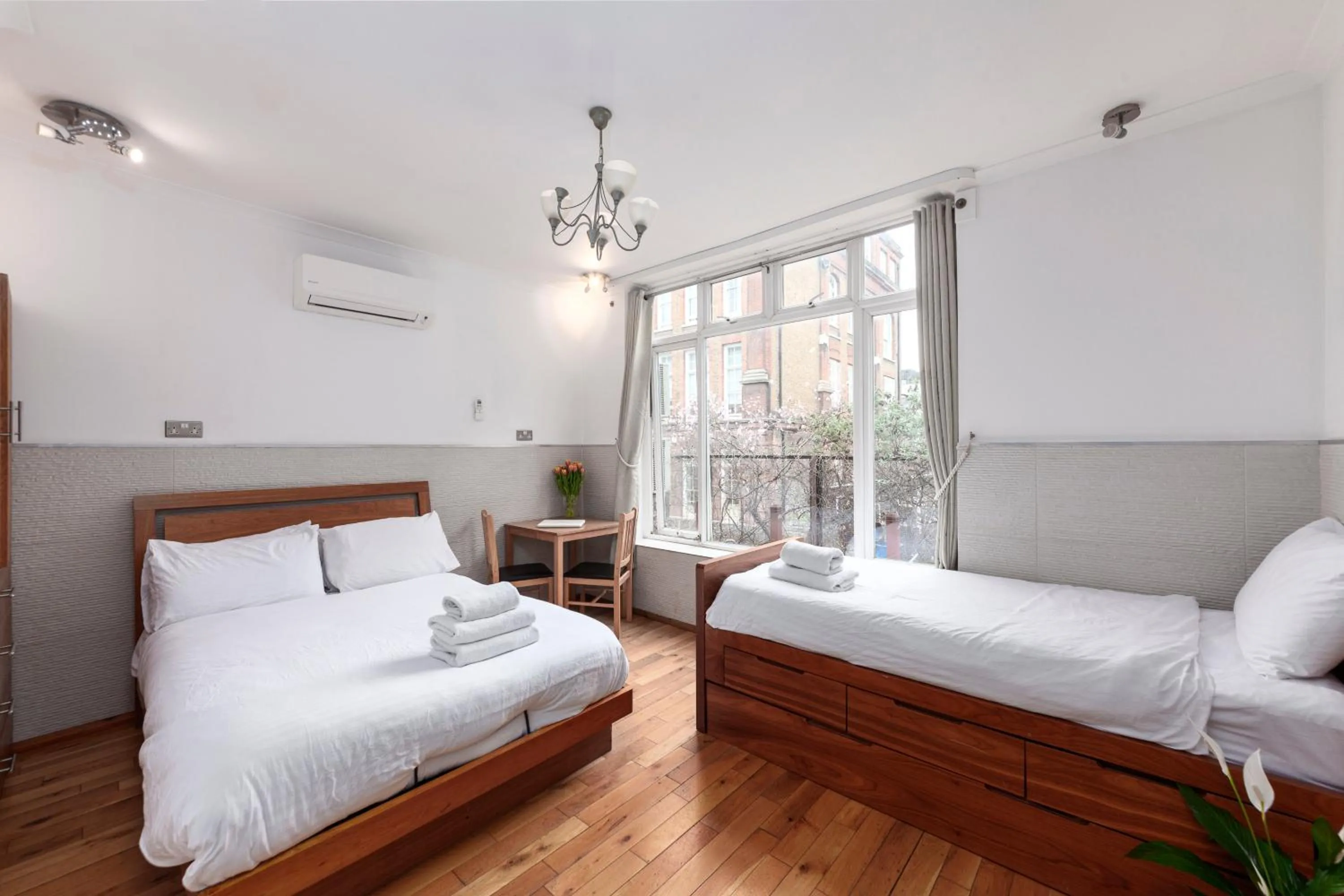 Bed in Argyle Apart Hotel