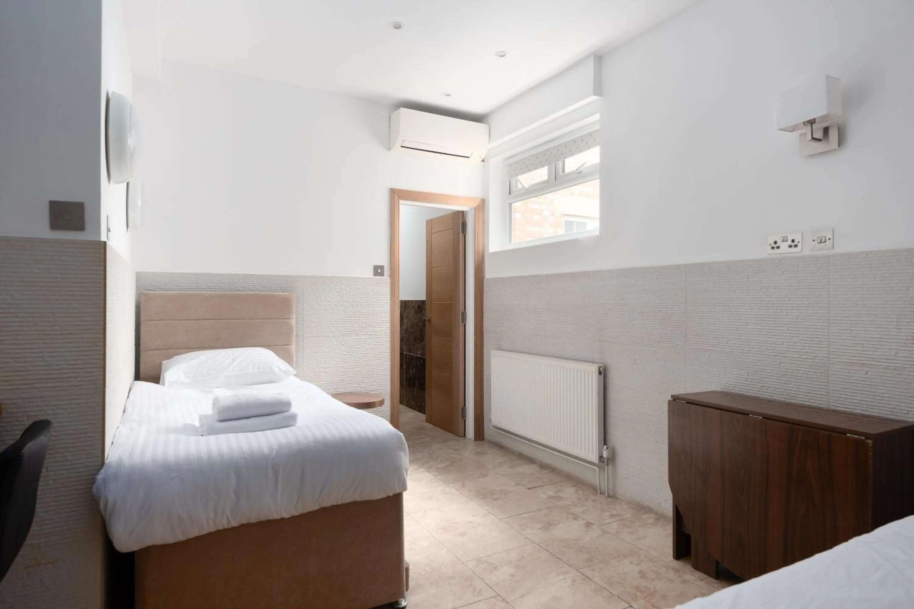 Bed in Argyle Apart Hotel