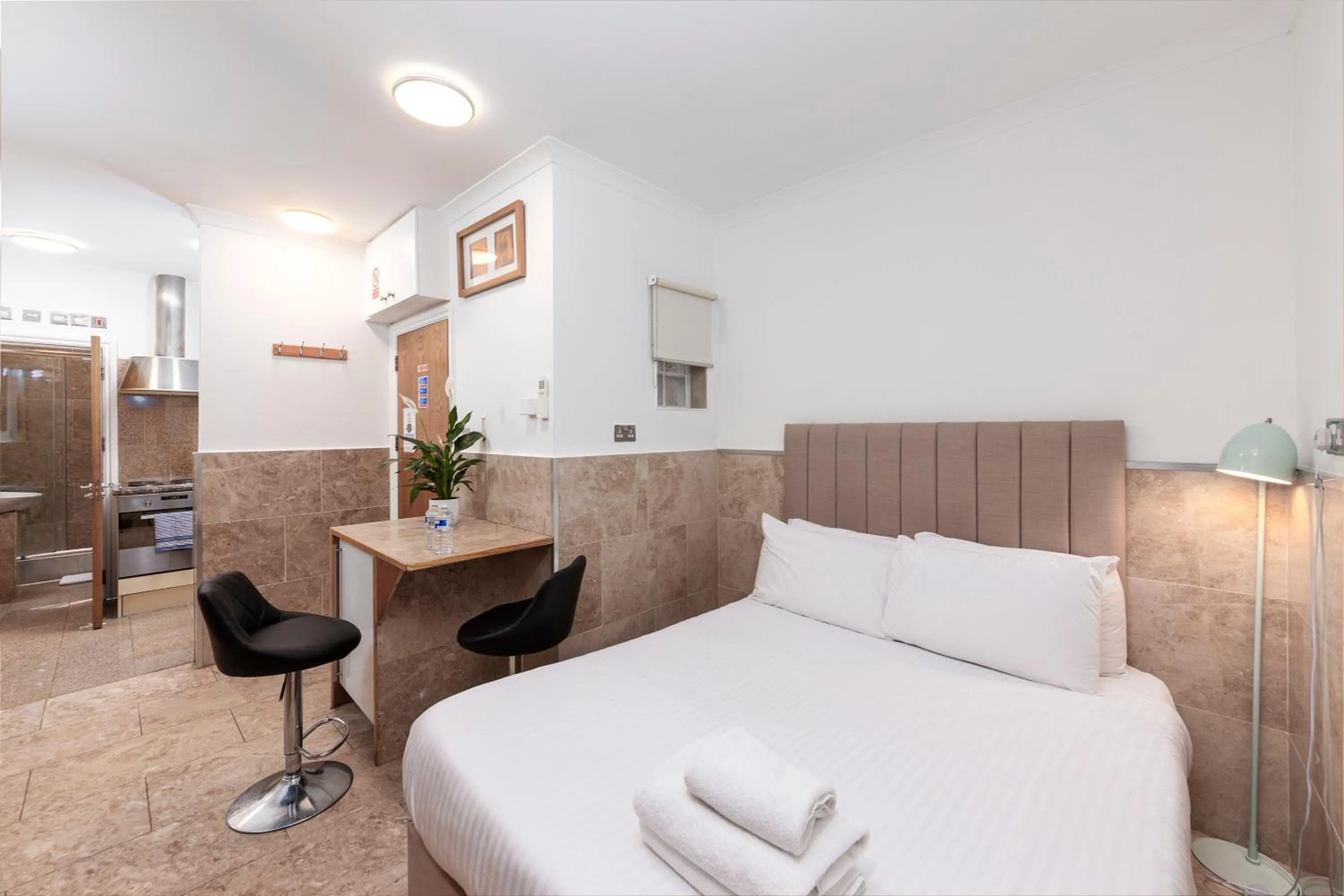 Photo of the whole room, Bed in Argyle Apart Hotel