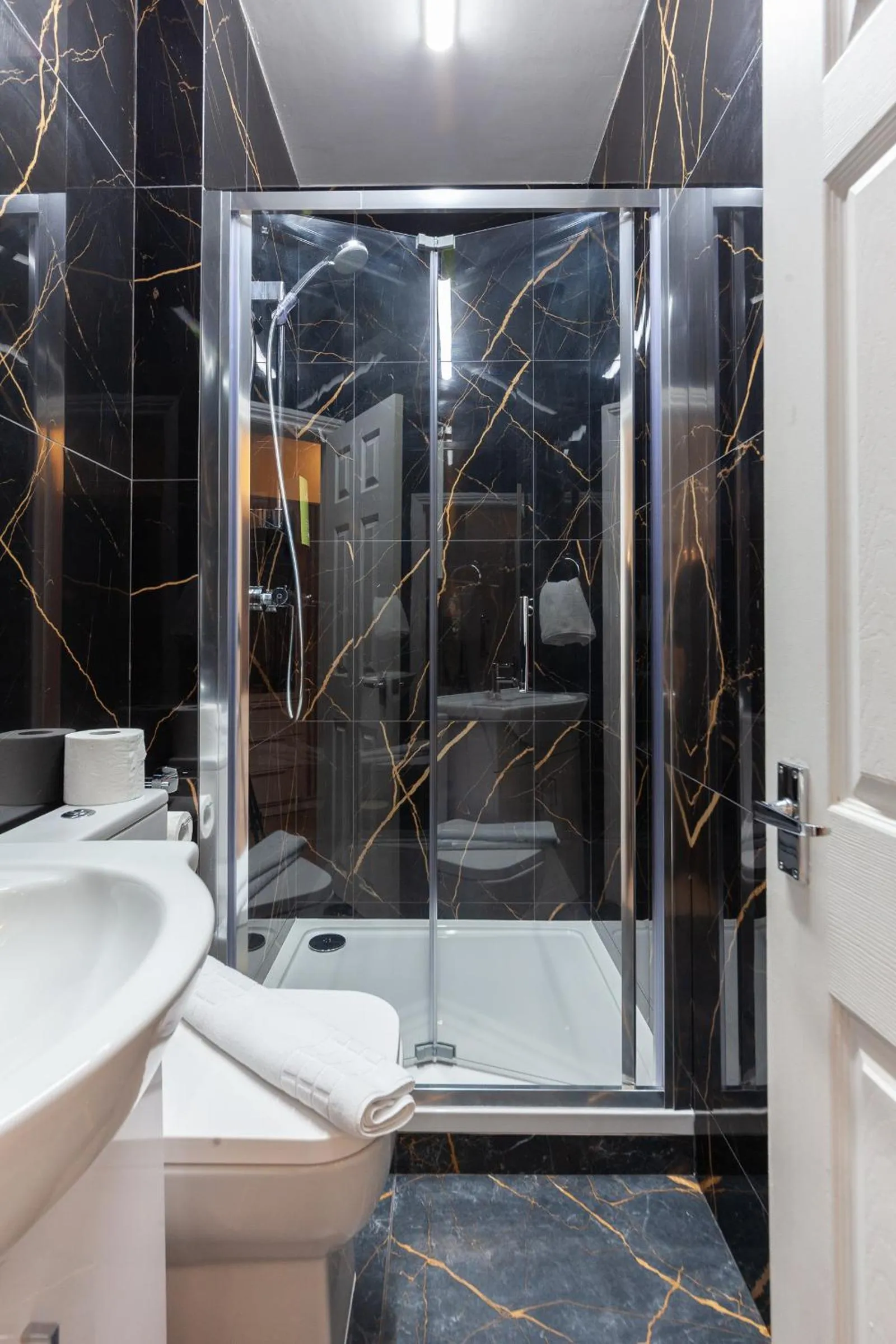 Shower in Argyle Apart Hotel