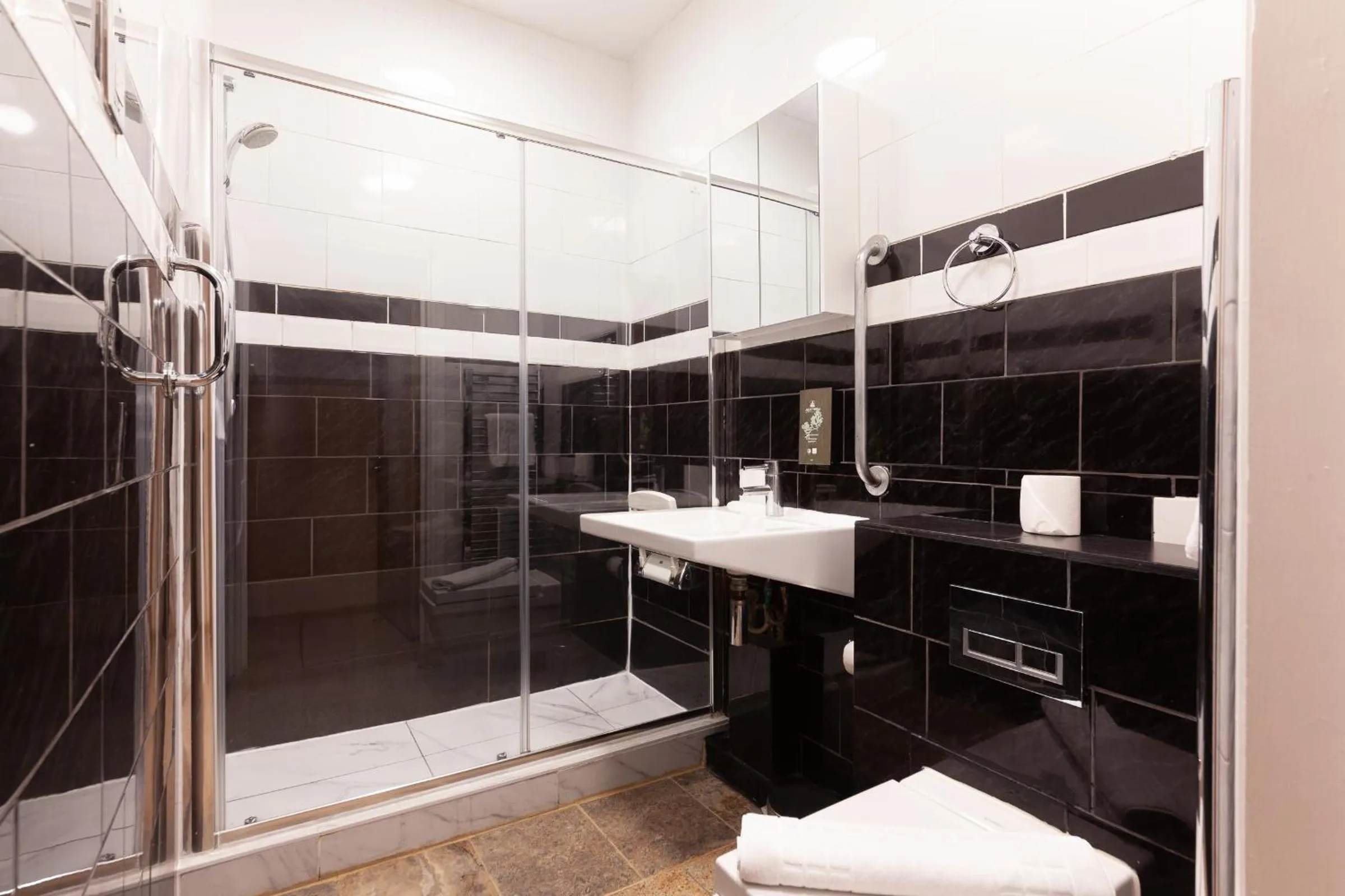 Shower in Argyle Apart Hotel