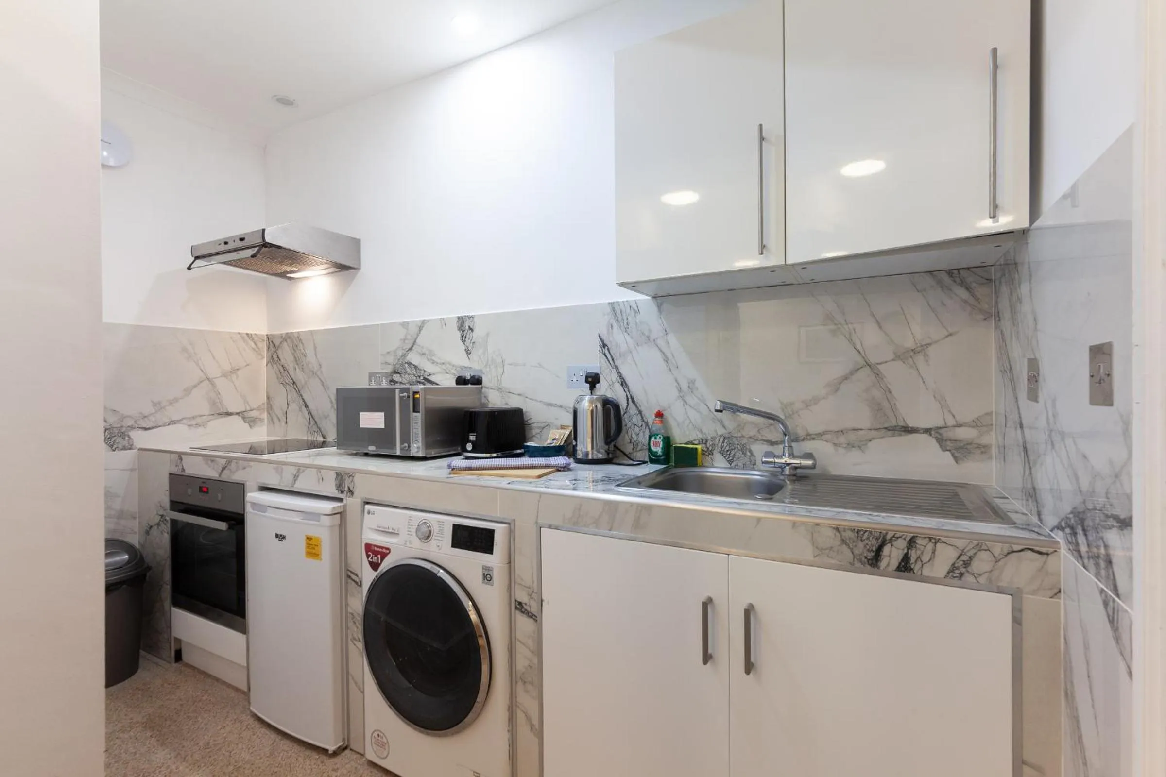 kitchen in Argyle Apart Hotel