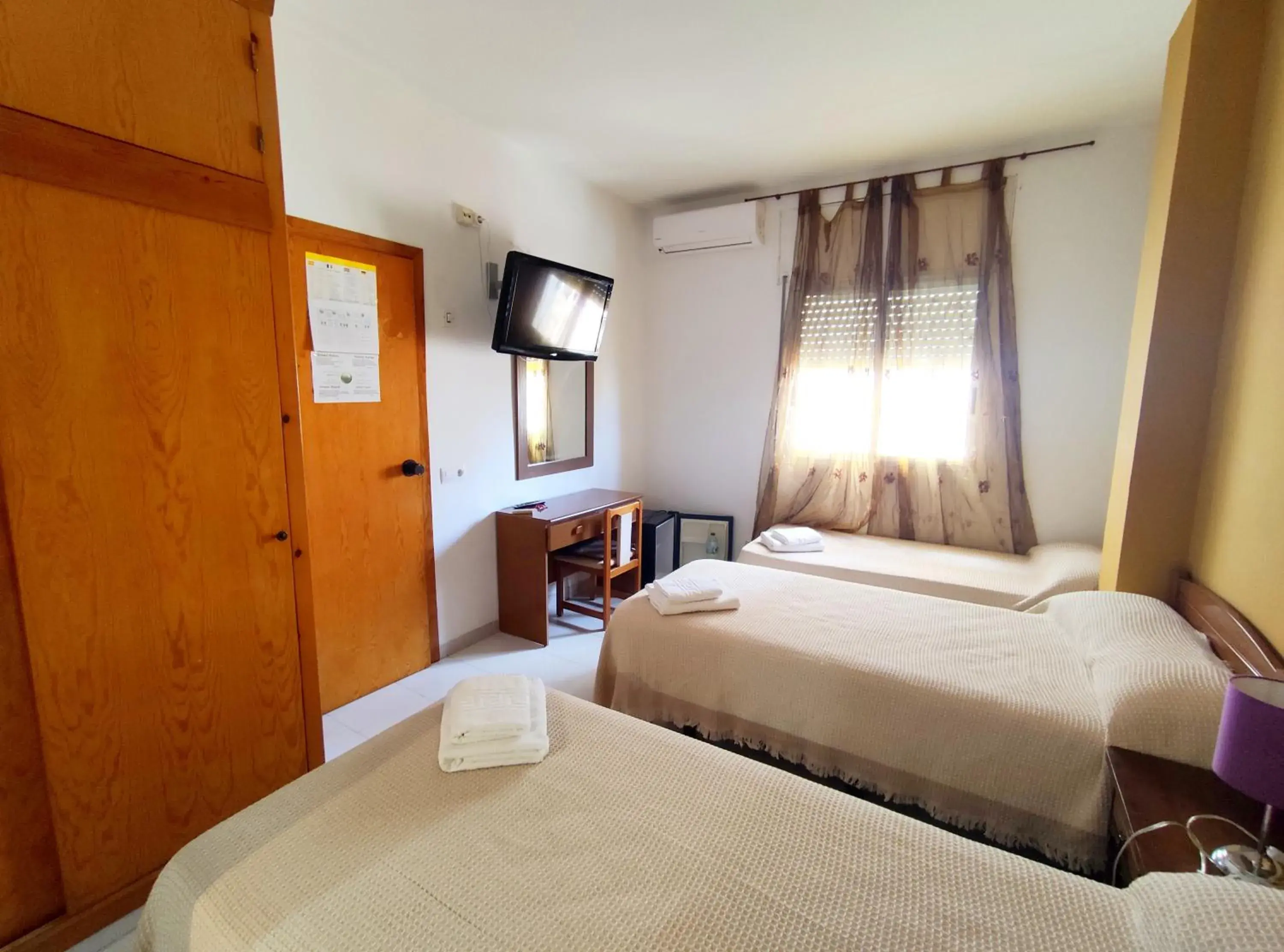 Triple Room with Bathroom in Hostal Neus Triple Room with Bathroom in Hostal Neus