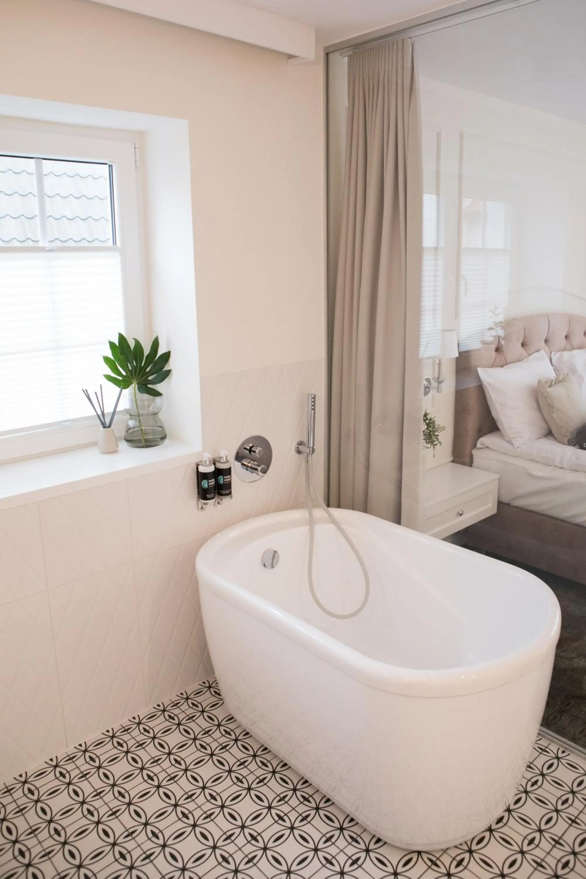 Bathroom, Bed in Mały Sopot Boutique