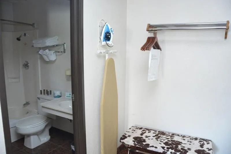 Roosevelt Inn & Suites