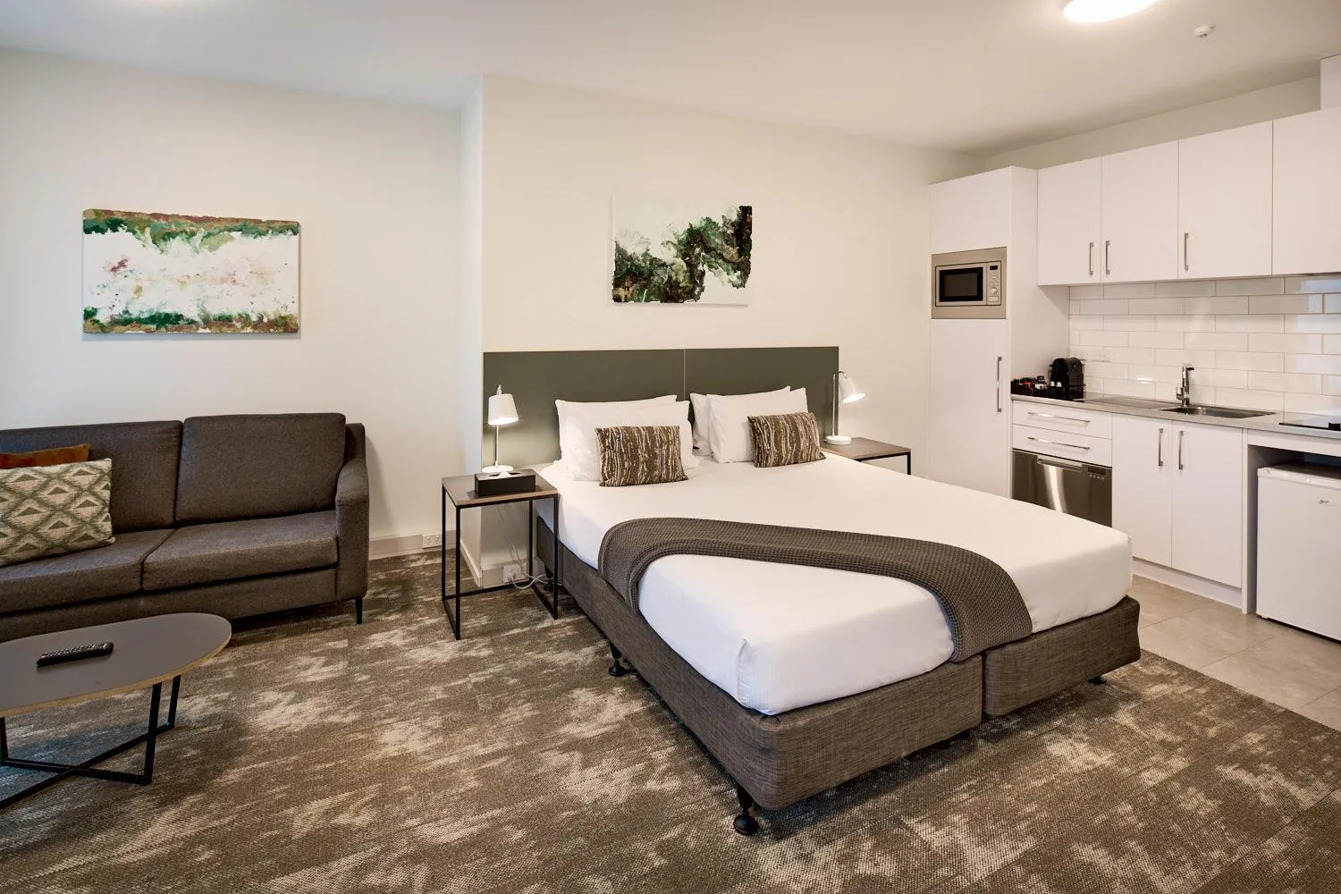 Kitchen or kitchenette, Bed in Sojourn Apartment Hotel - Riddiford