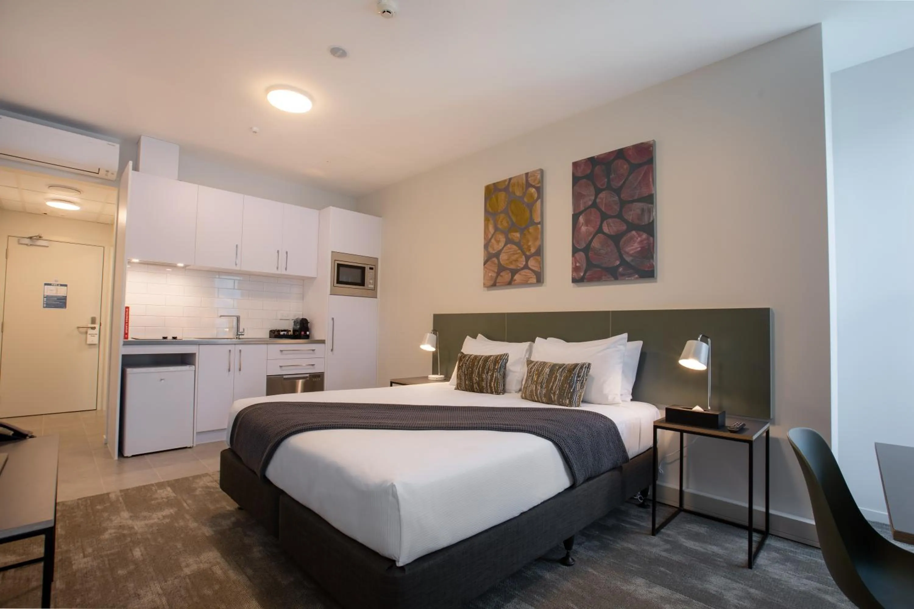 Kitchen or kitchenette, Bed in Sojourn Apartment Hotel - Riddiford