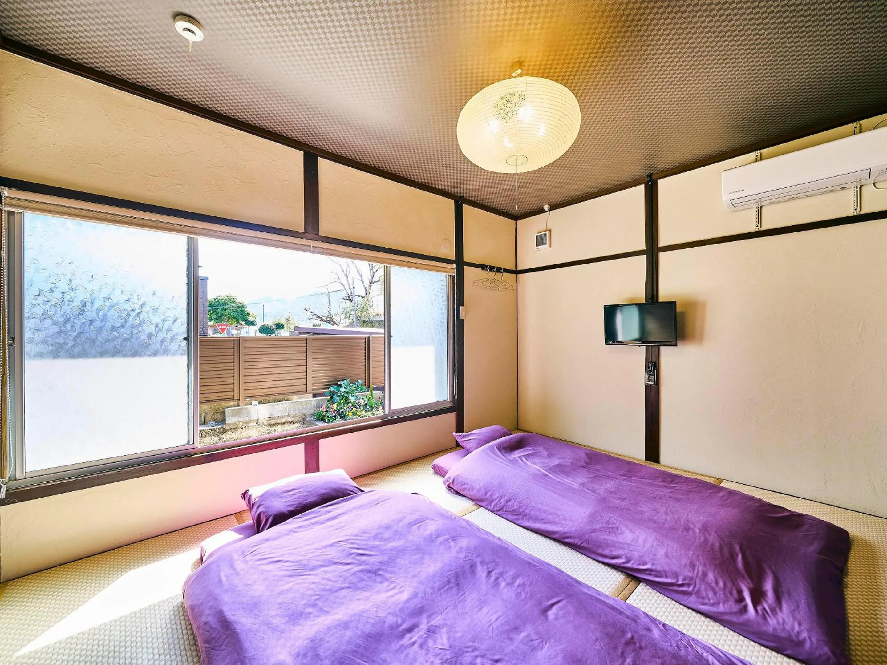Photo of the whole room, Bed in Kokoyui Guesthouse Shingu