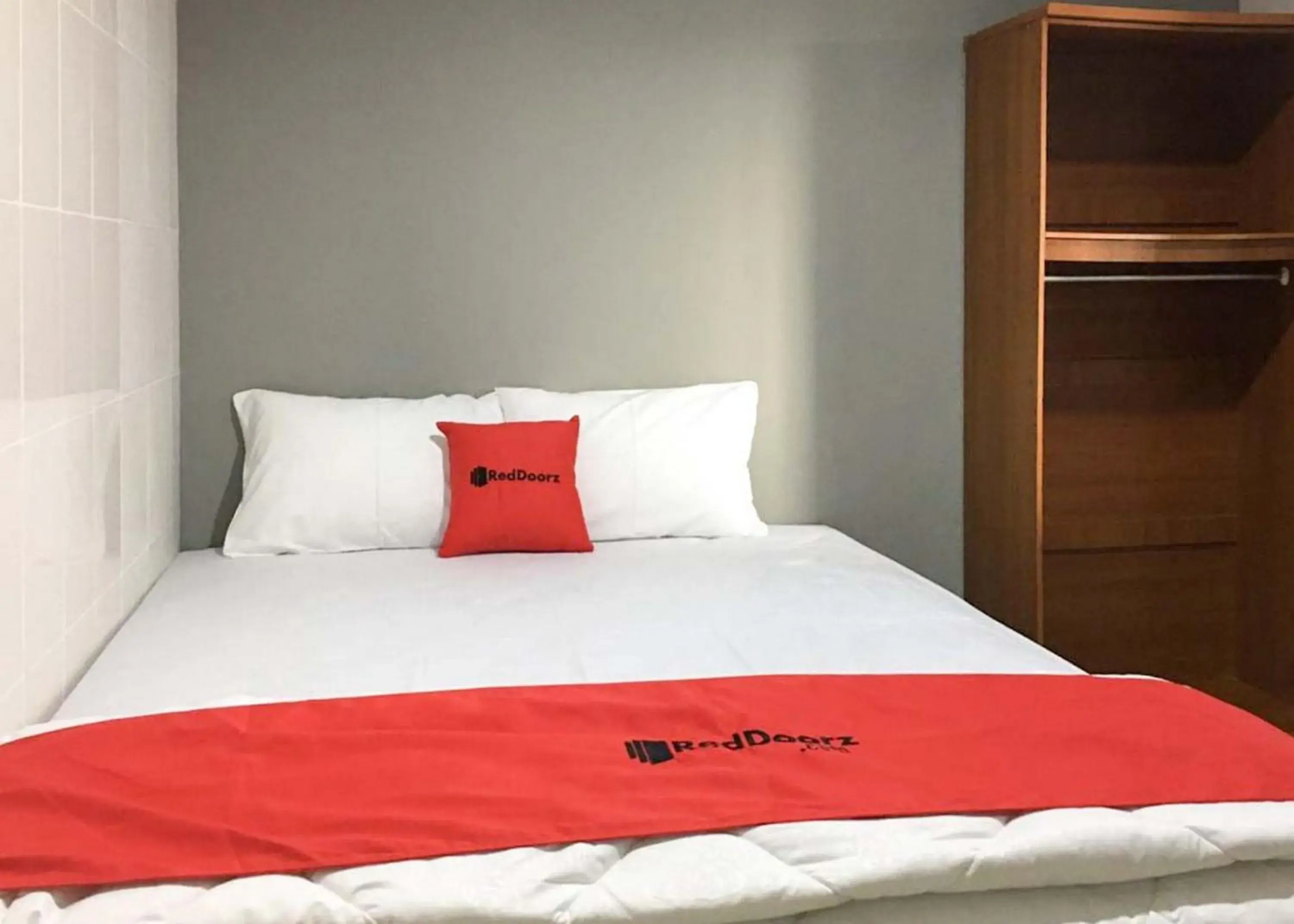 Double Room in RedDoorz @ Citraland Surabaya Double Room in RedDoorz @ Citraland Surabaya