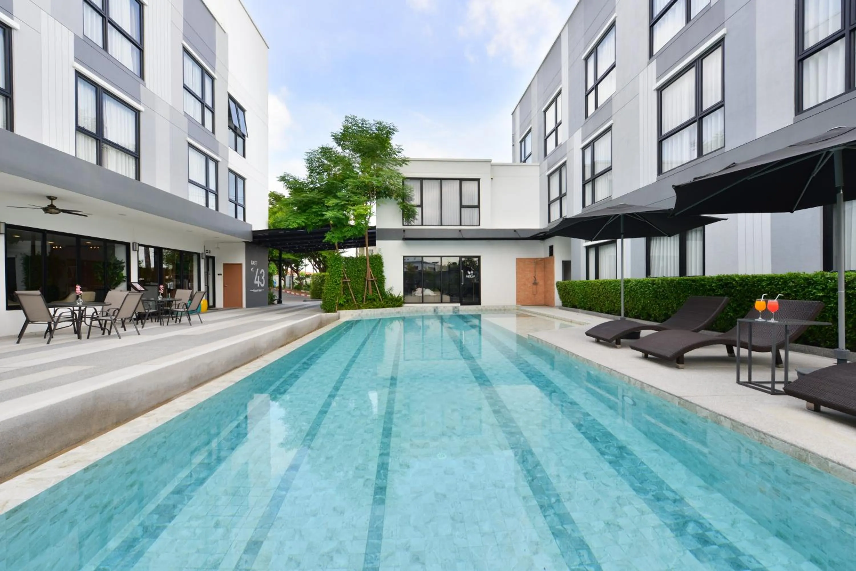 Swimming pool in Gate43 Airport Hotel