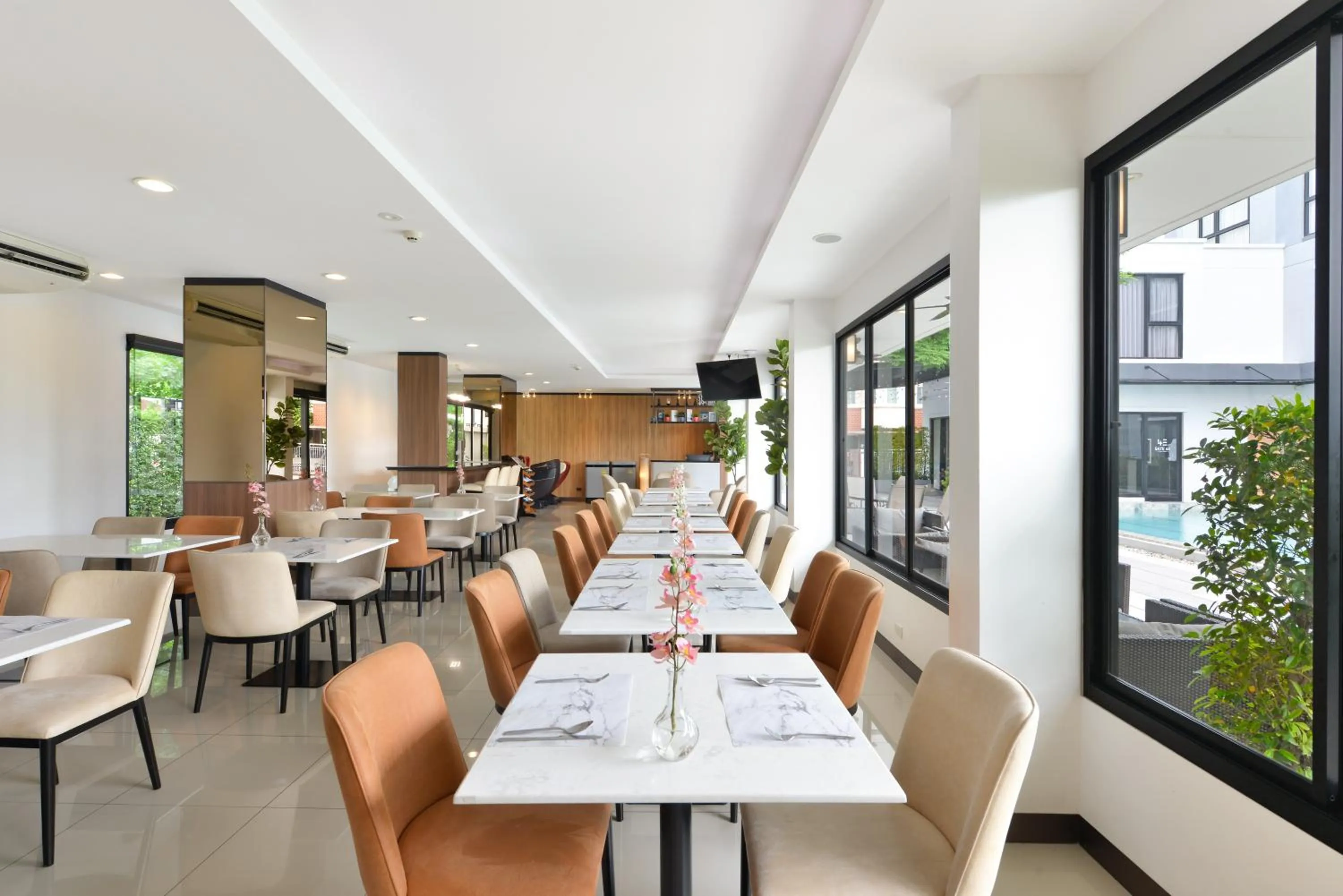 Restaurant/places to eat in Gate43 Airport Hotel