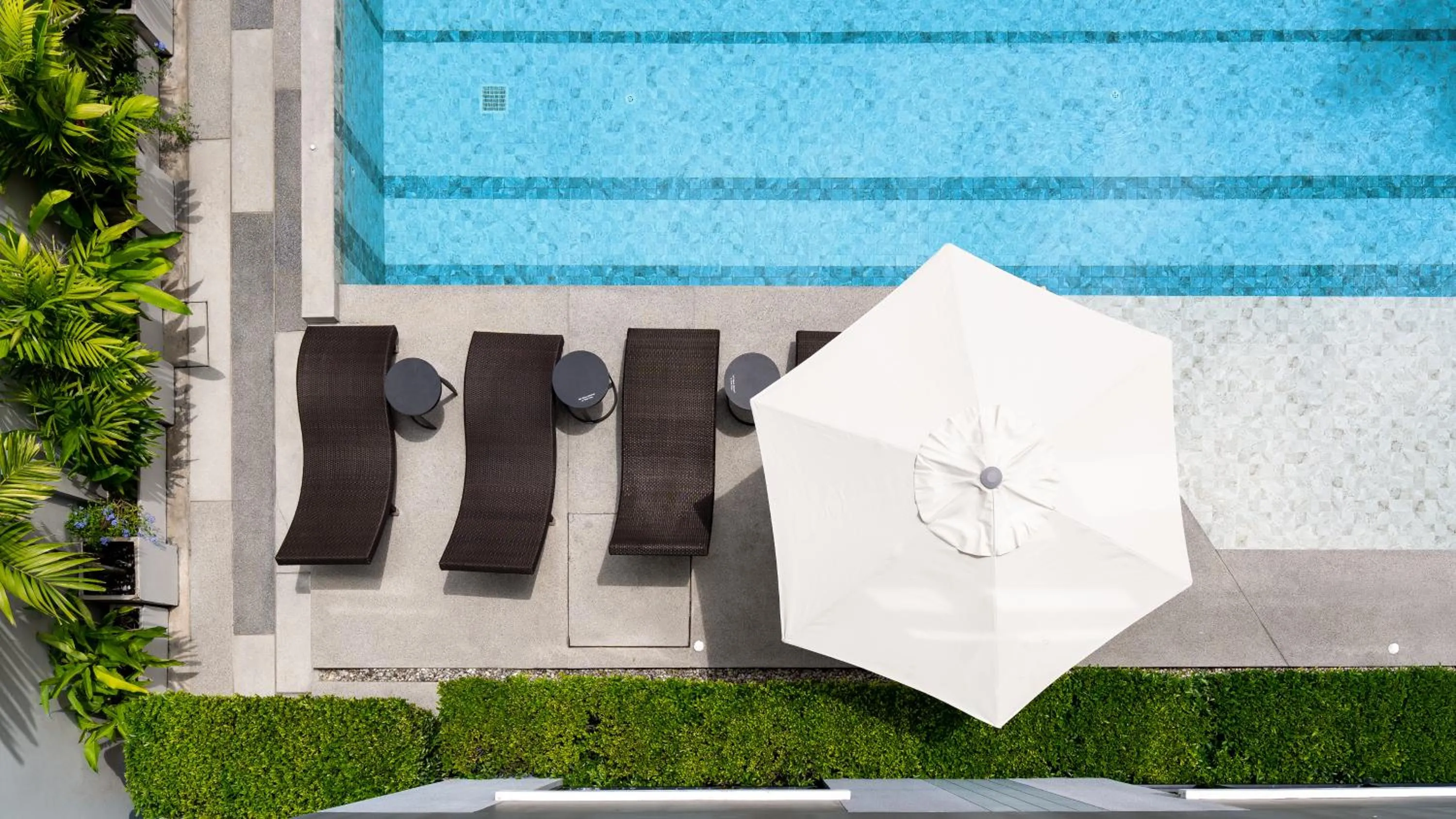 Swimming pool in Gate43 Airport Hotel