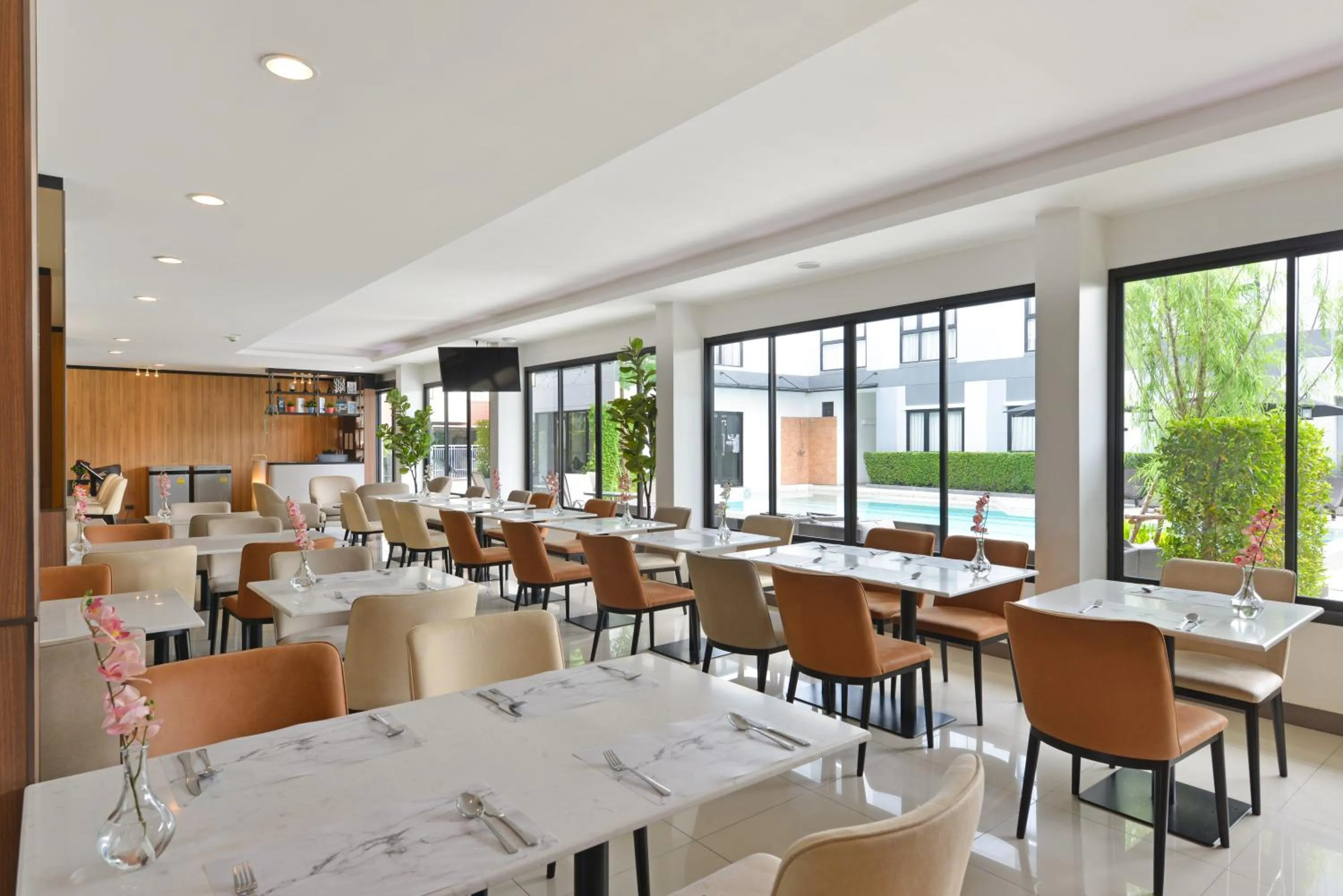 Restaurant/places to eat in Gate43 Airport Hotel