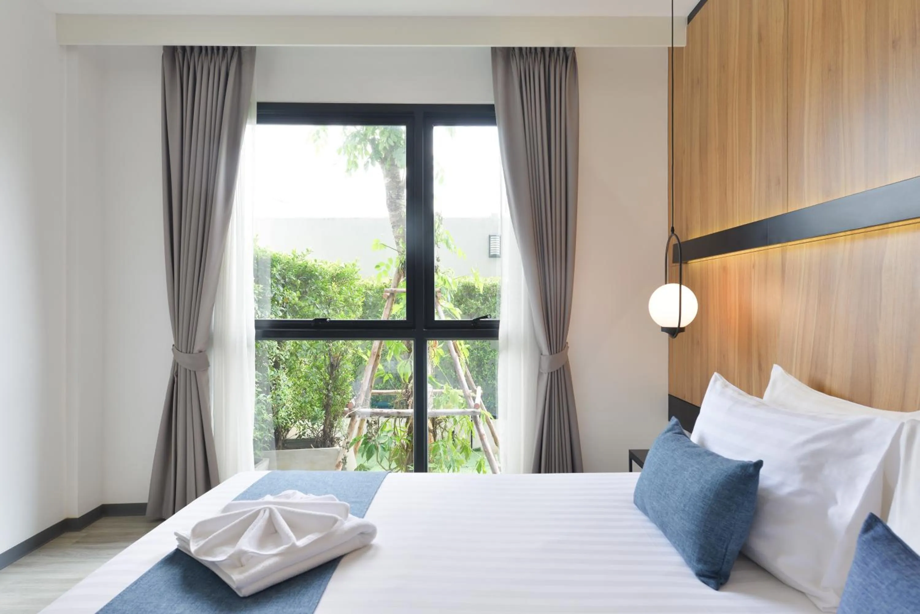 View (from property/room), Bed in Gate43 Airport Hotel