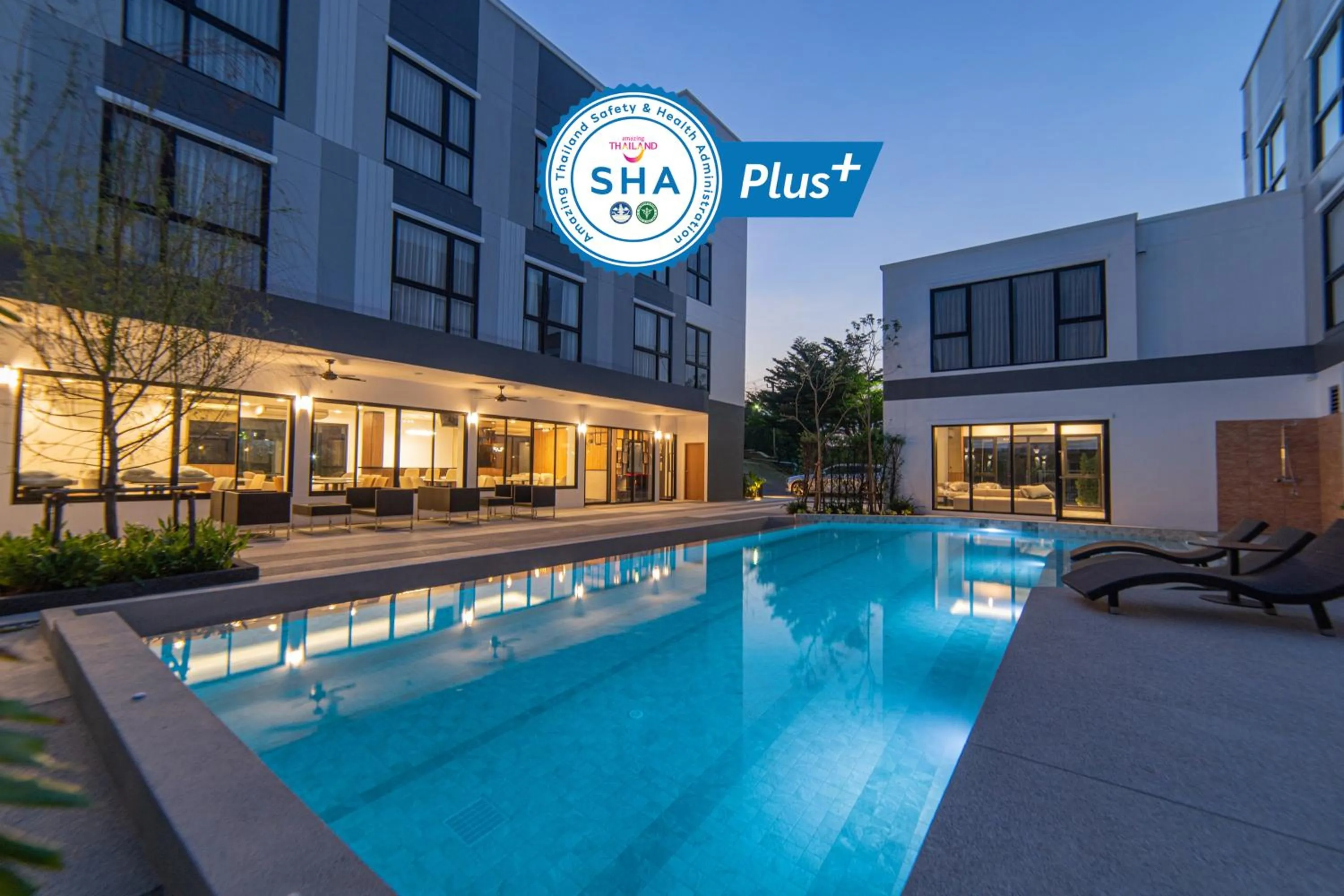 Swimming pool in Gate43 Airport Hotel