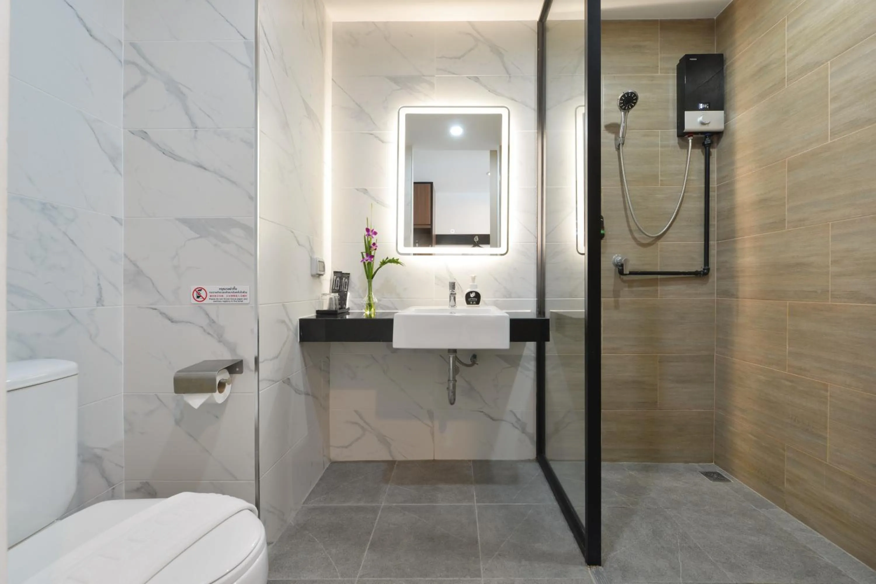 Bathroom in Gate43 Airport Hotel