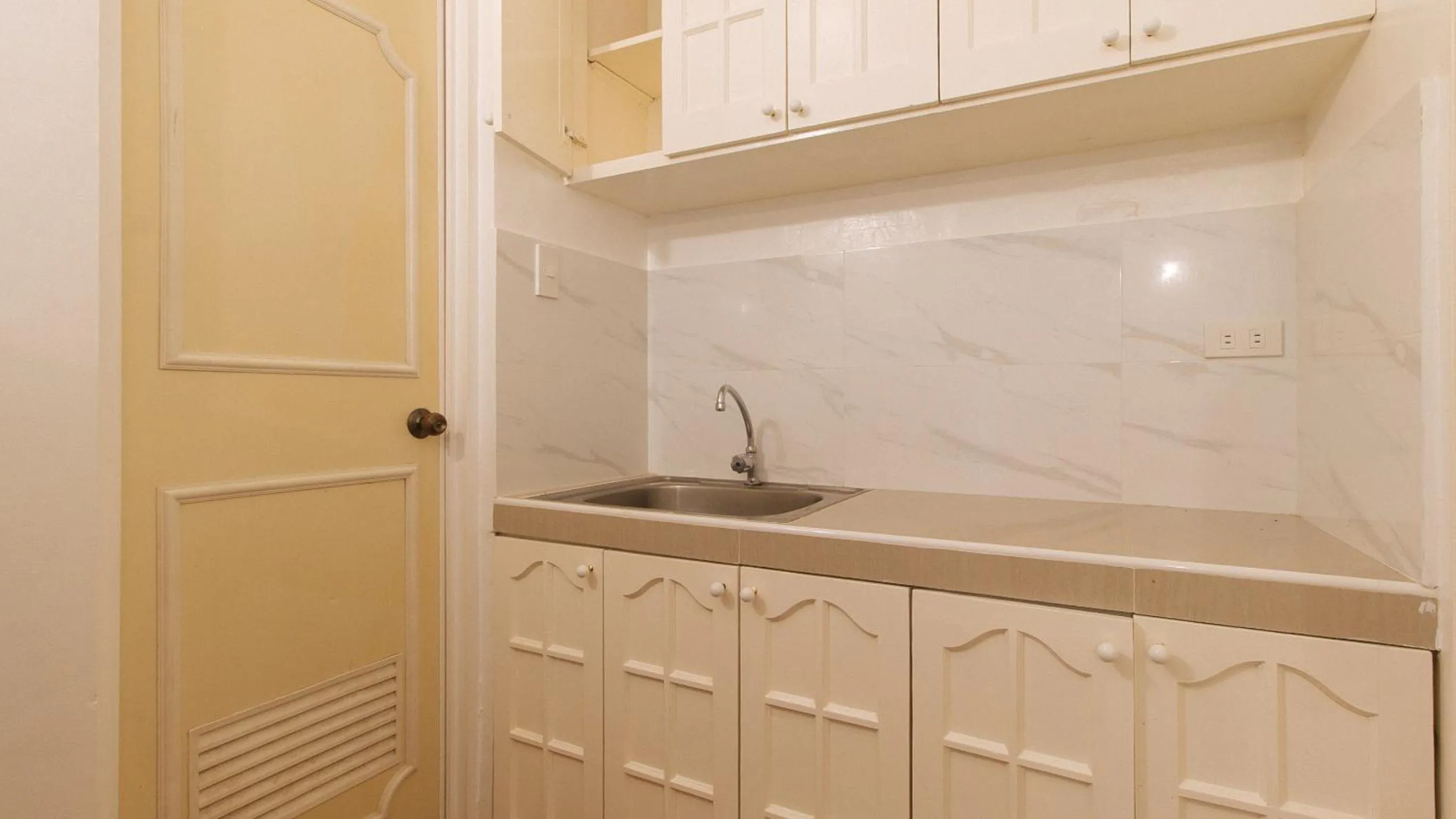 Kitchen or kitchenette in RedDoorz at The Providence Tower