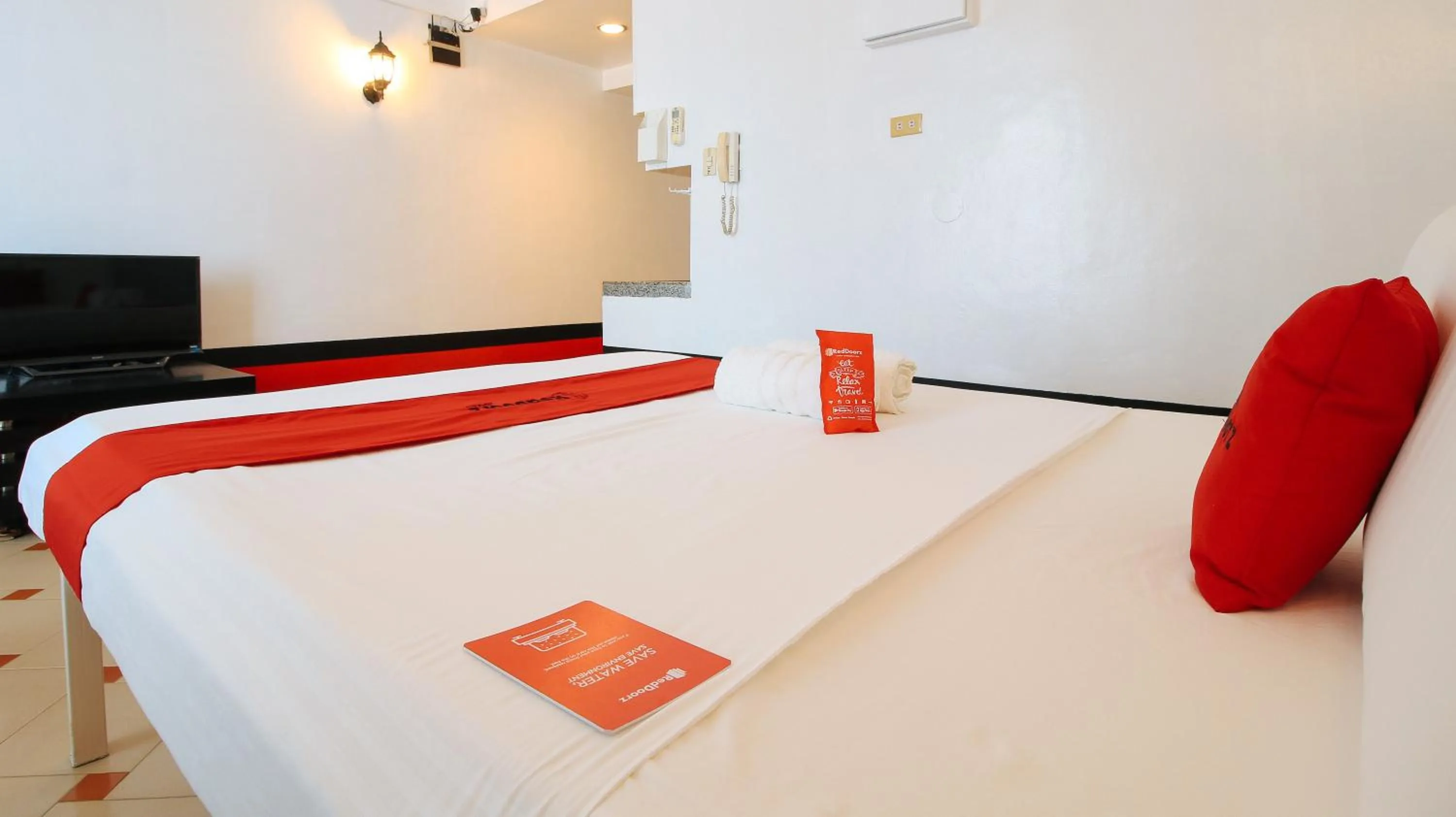 Photo of the whole room, Bed in RedDoorz at The Providence Tower