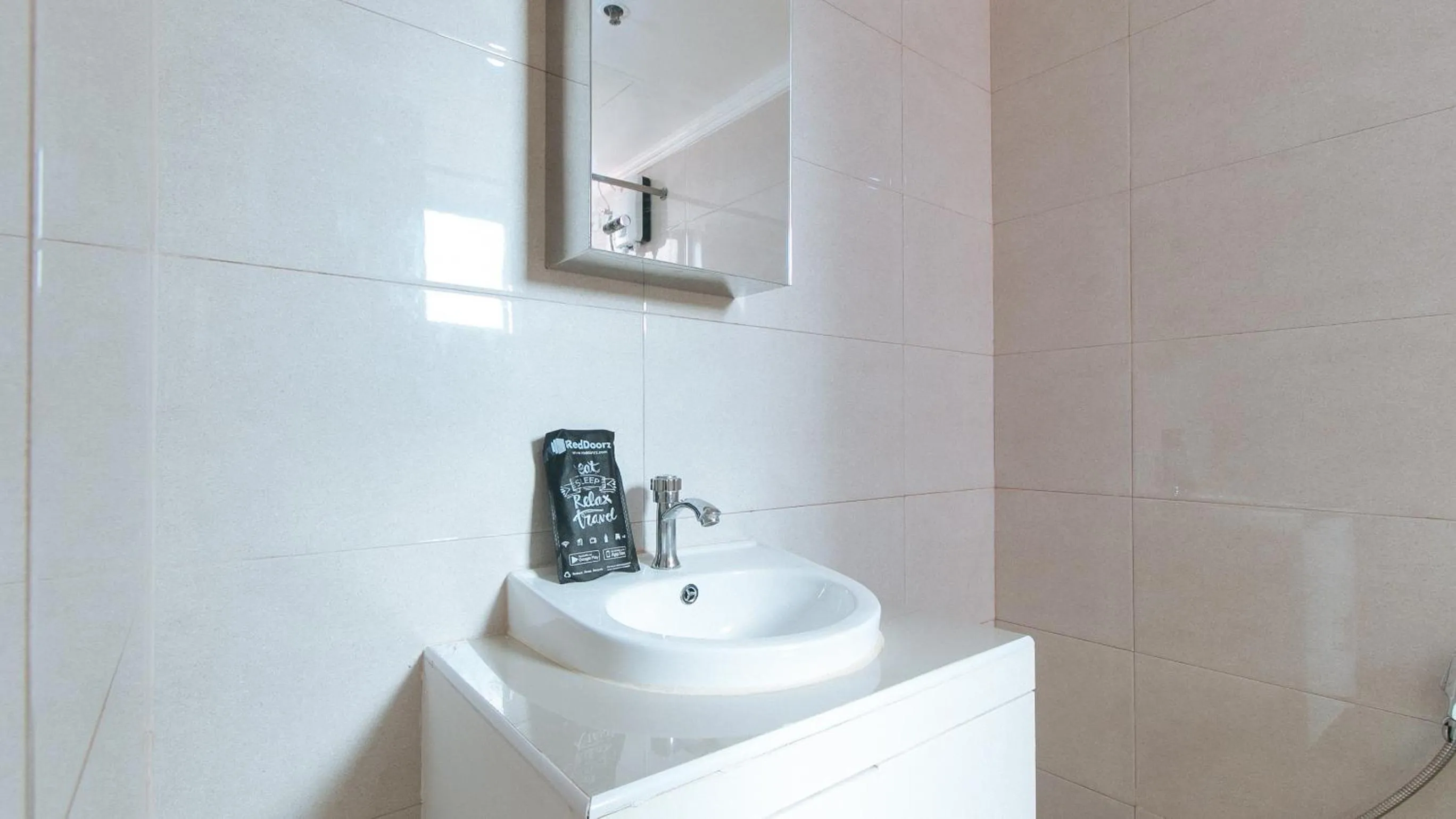 Shower in RedDoorz at The Providence Tower