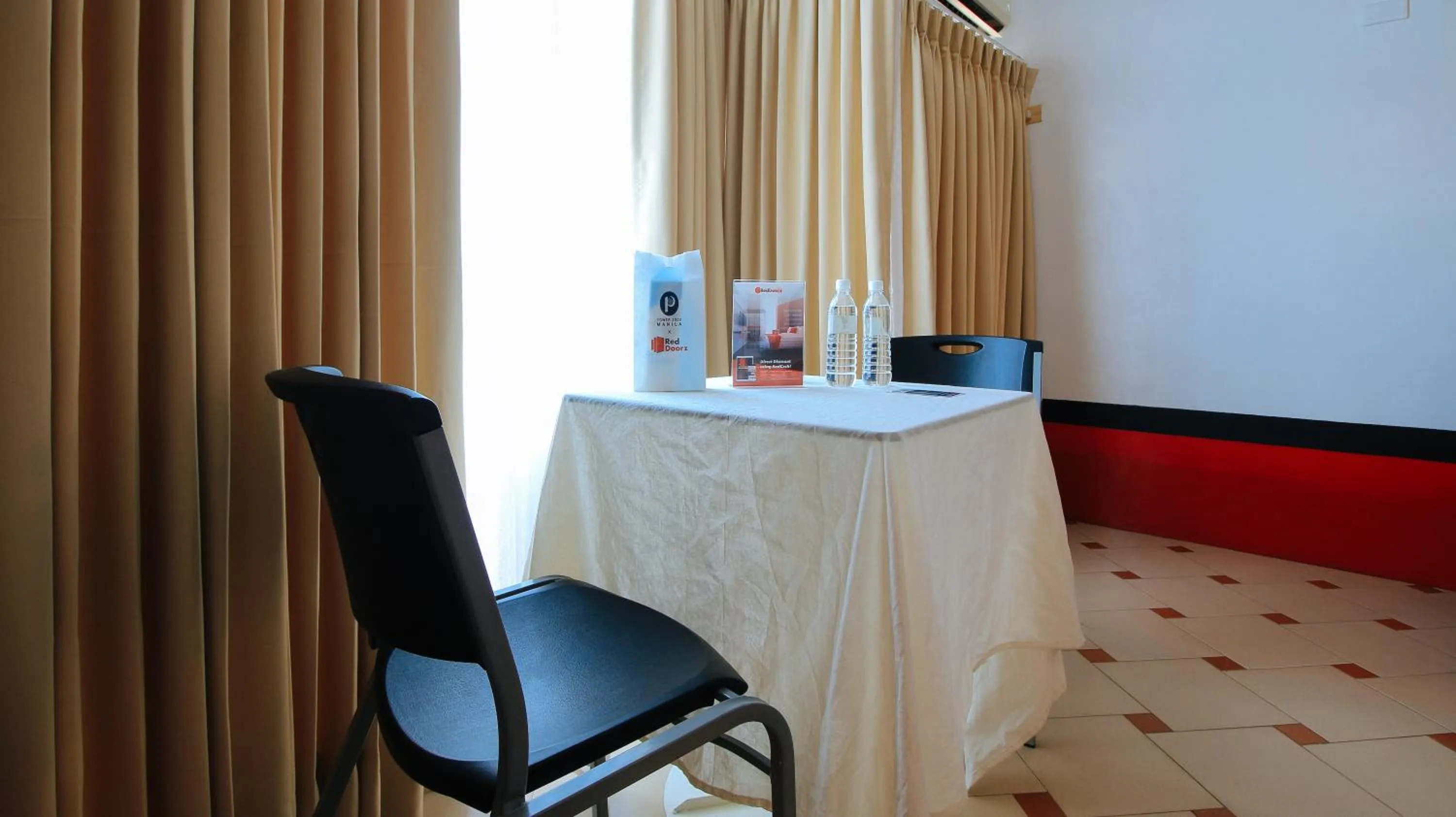 Seating area in RedDoorz at The Providence Tower