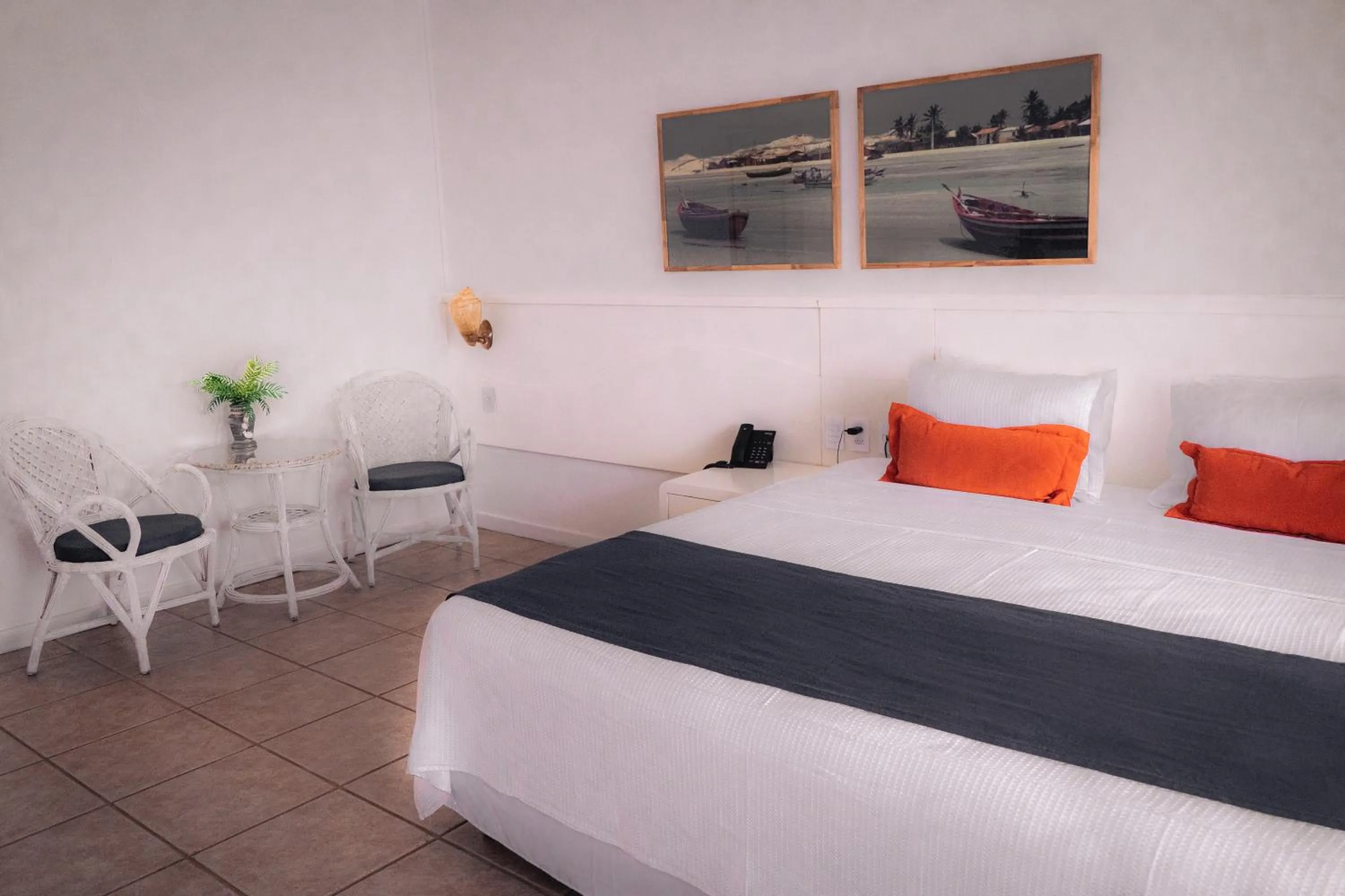 Photo of the whole room, Bed in Sun City Rota das Emoções