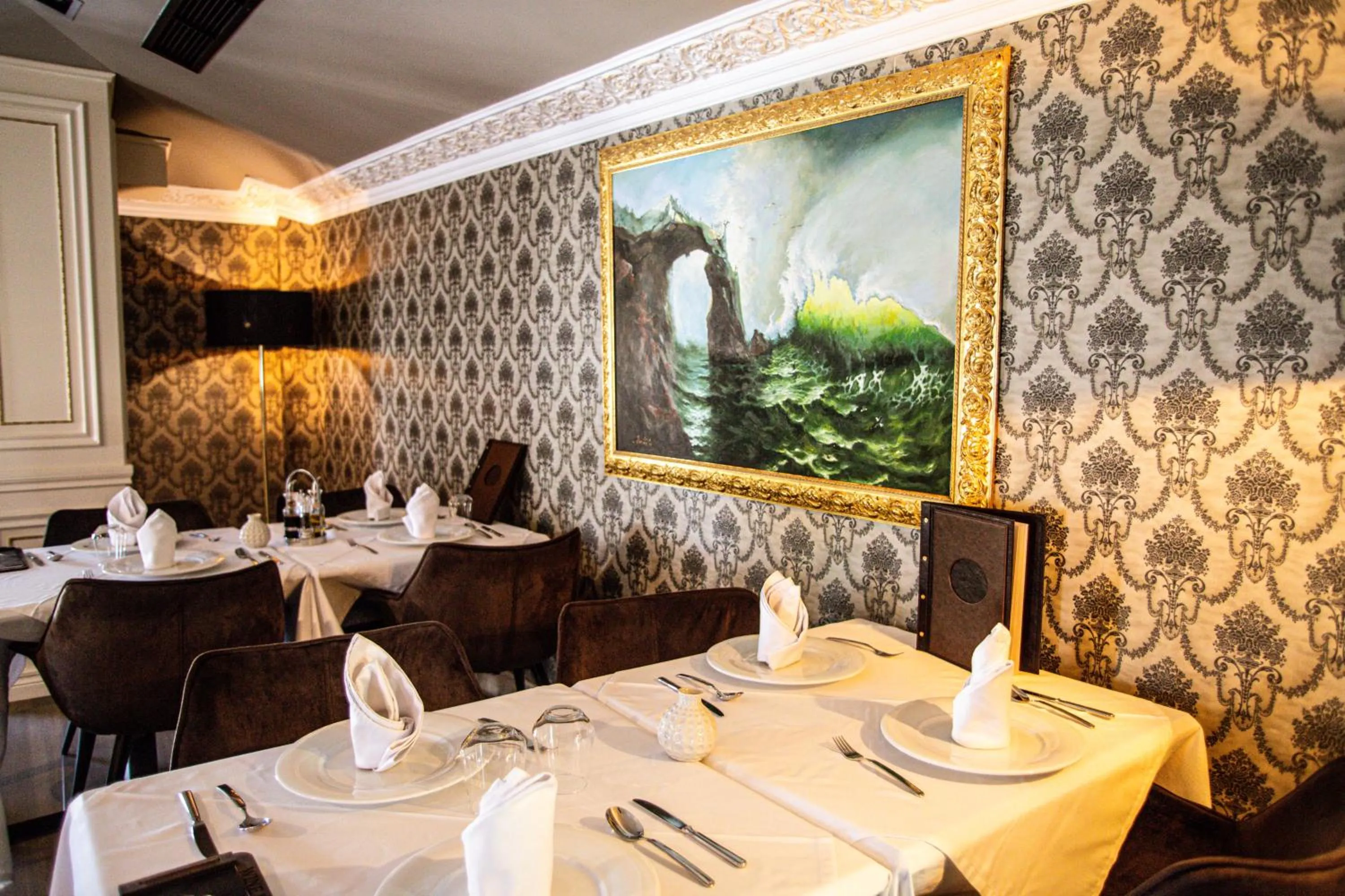 Restaurant/places to eat in Envy Hotel