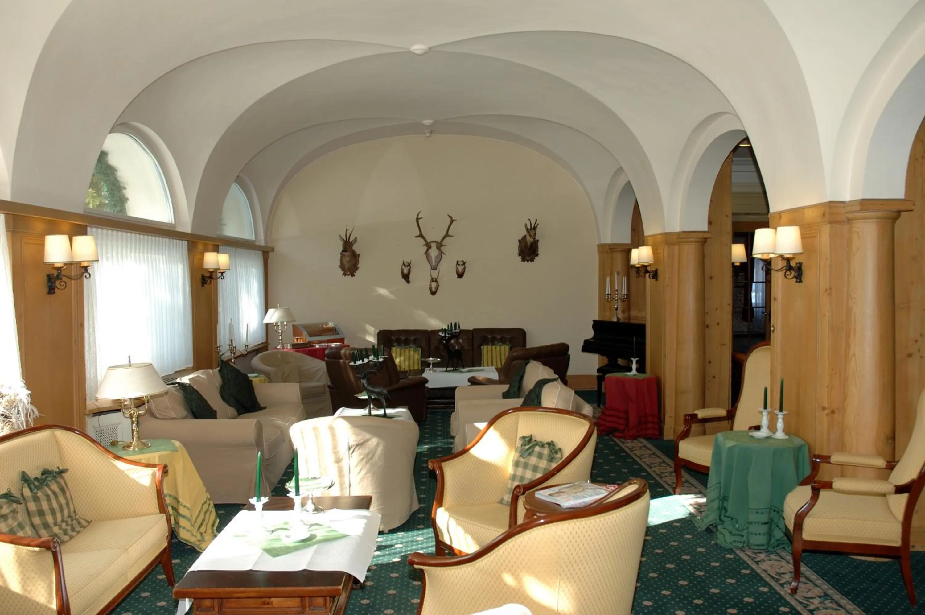 Communal lounge/ TV room in Belle Epoque Hotel Victoria & Apartments