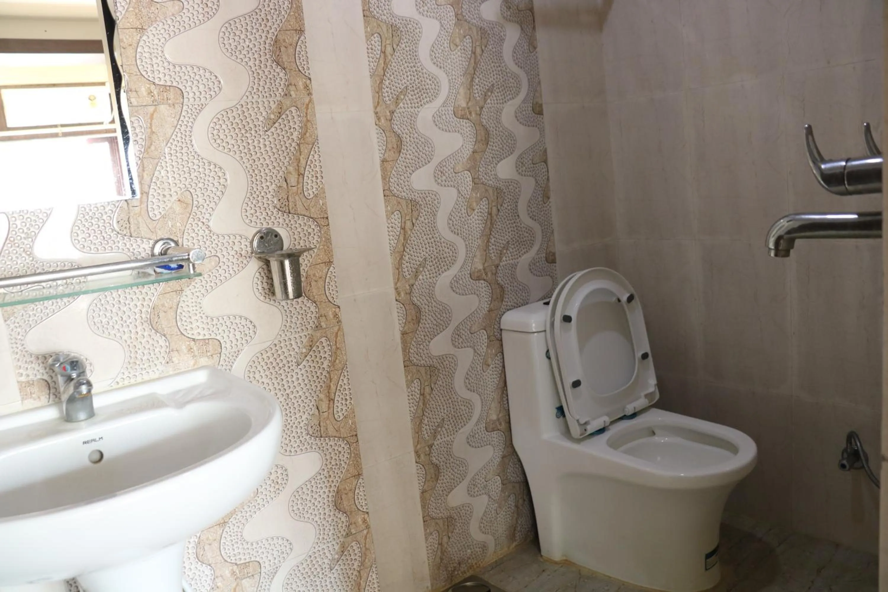 Toilet in Hotel Yala Peak