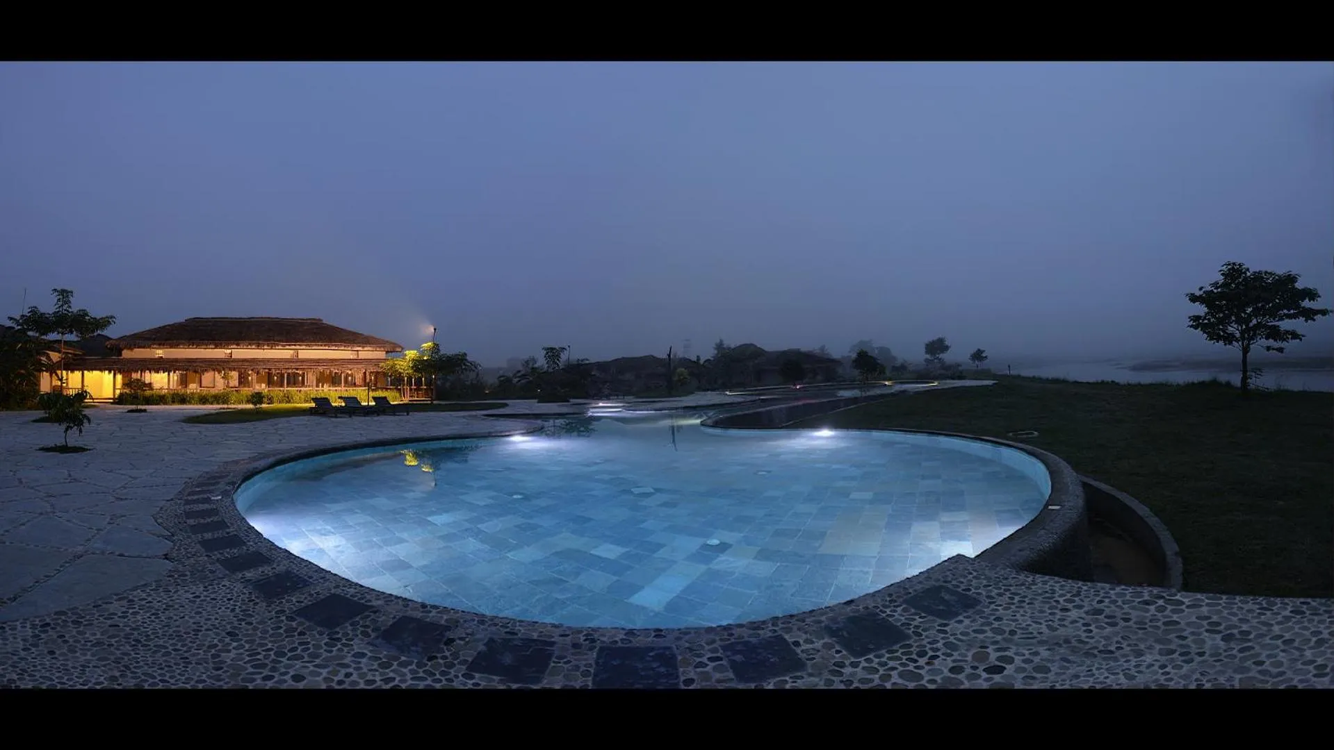 Swimming pool in Barahi Jungle Lodge