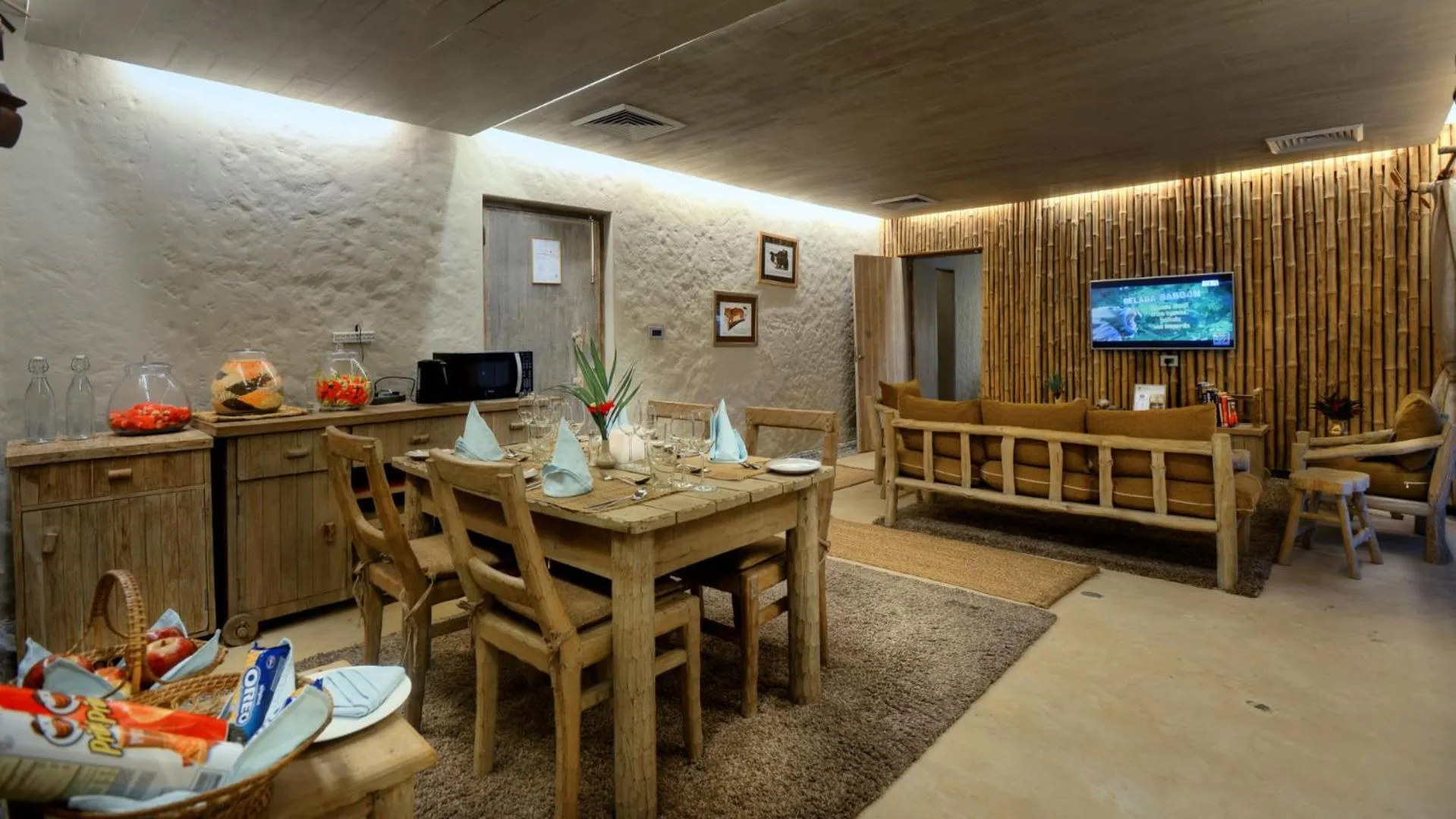 Library in Barahi Jungle Lodge