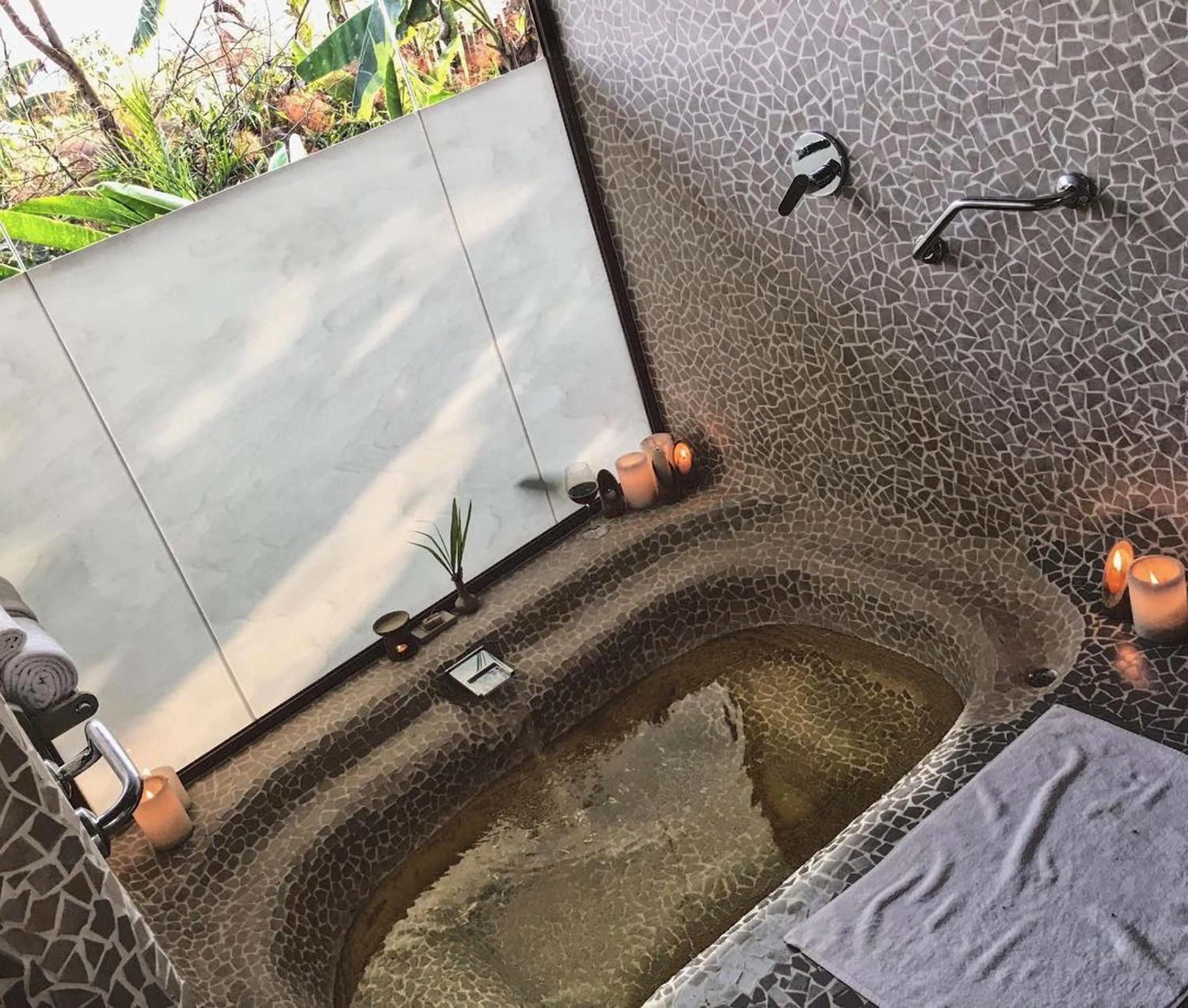 Shower in Barahi Jungle Lodge